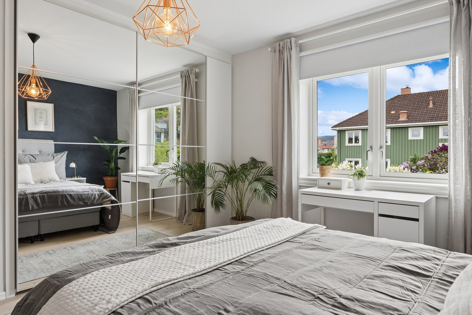 Her er det også rikelig med lagringsplass i medfølgende garderobeløsning. Galleribilde
