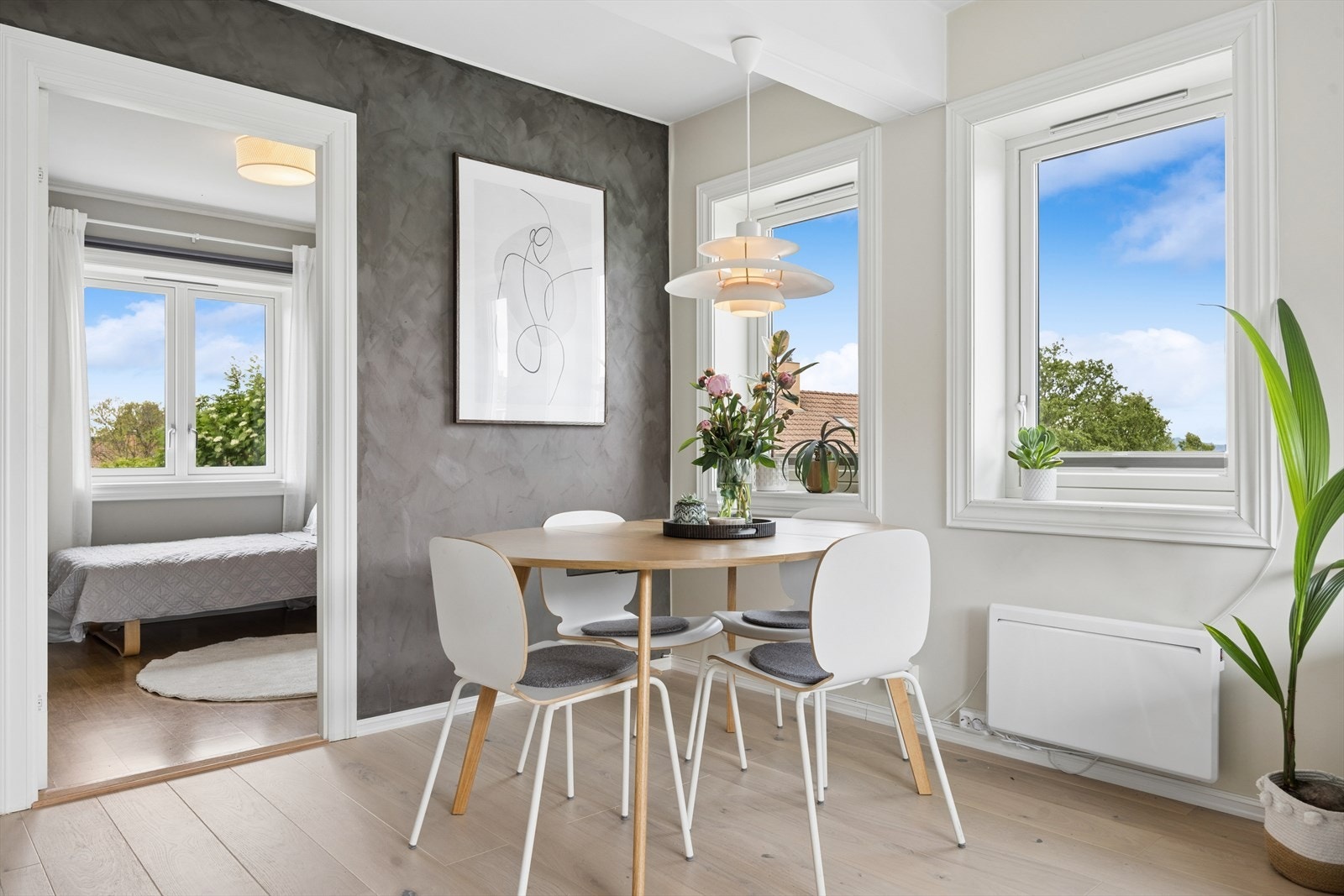 Leiligheten har hjørnebeliggenhet med store vindusflater som gir mye naturlig lysinnslipp. Galleribilde