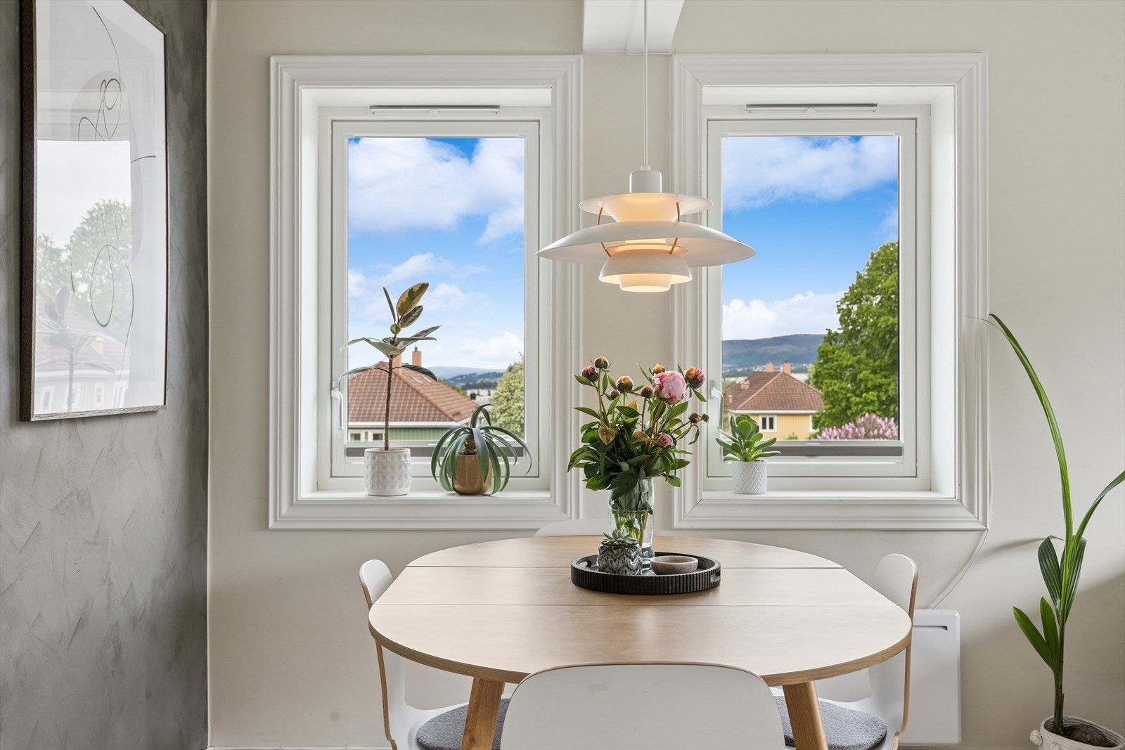 Spisebordet finner sin naturlige plassering i stuen. Galleribilde