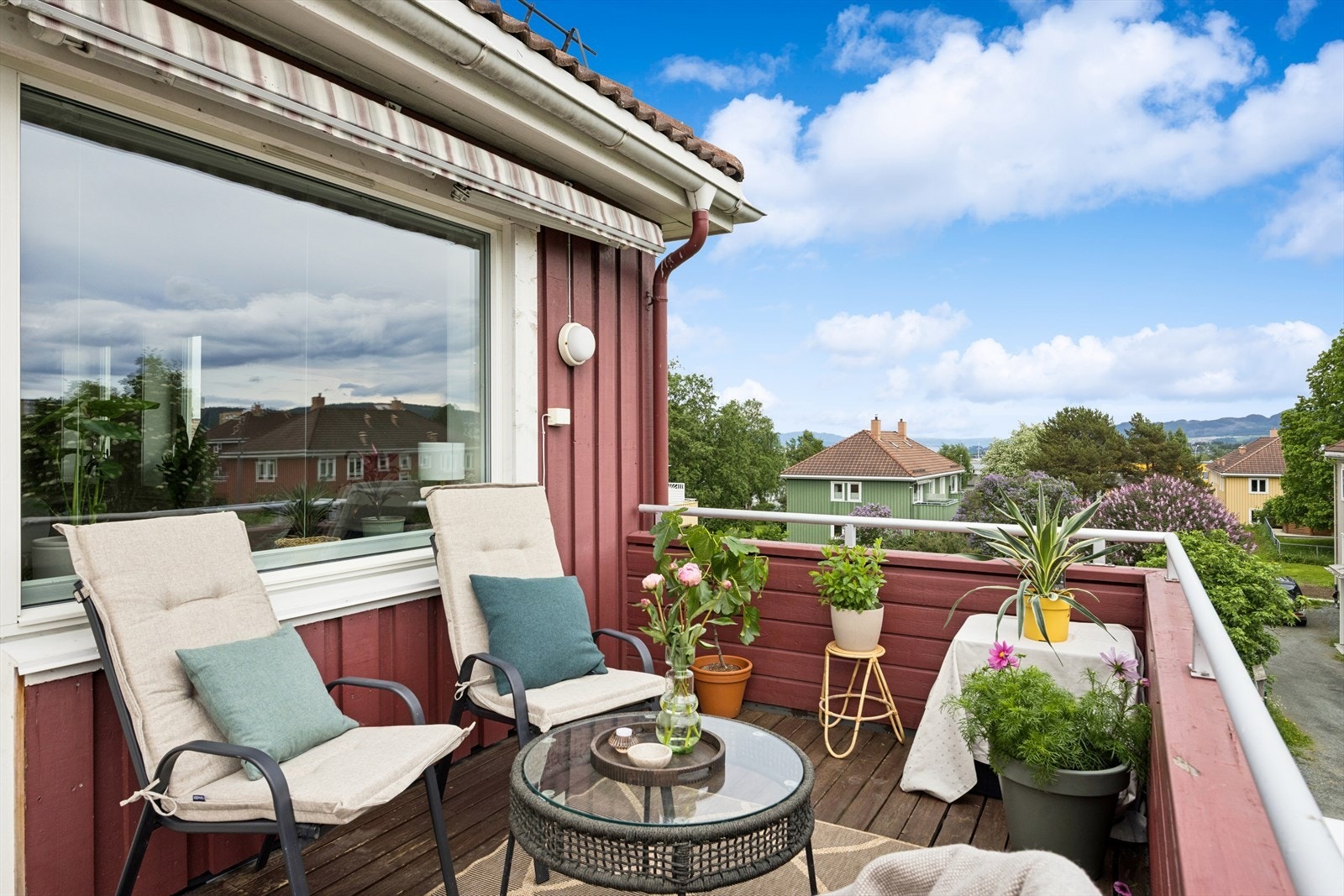 Fra stuen er det utgang til romslig balkong på ca. 10 m² med god plass til ønsket utemøblement. Galleribilde