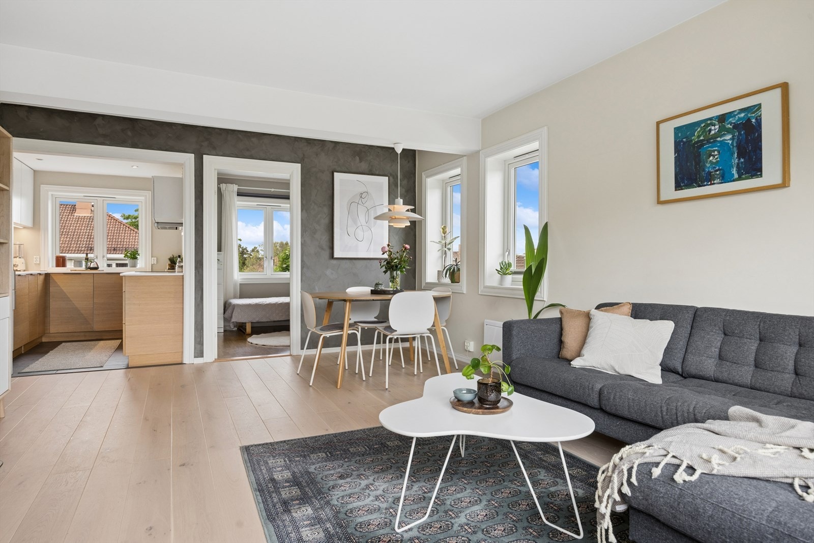 Veggene i leiligheten er malt i moderne og tidsriktige fargekombinasjoner som harmonerer godt med parketten på gulvet. Det ble lagt ny parkett i stue og største soverom i 2026. Galleribilde