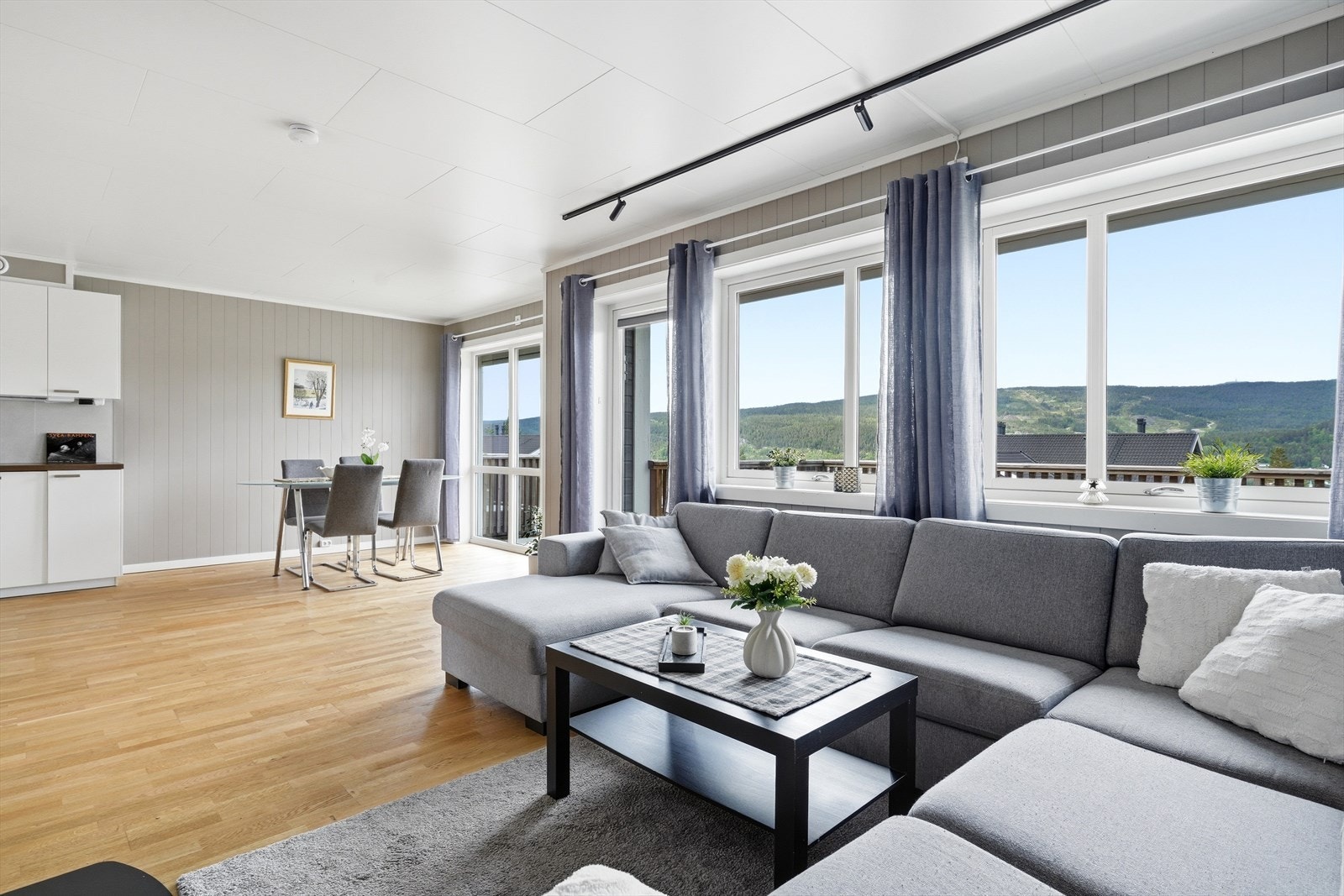 Stuen har god plass til både en romslig sofagruppe og spisebord. Galleribilde
