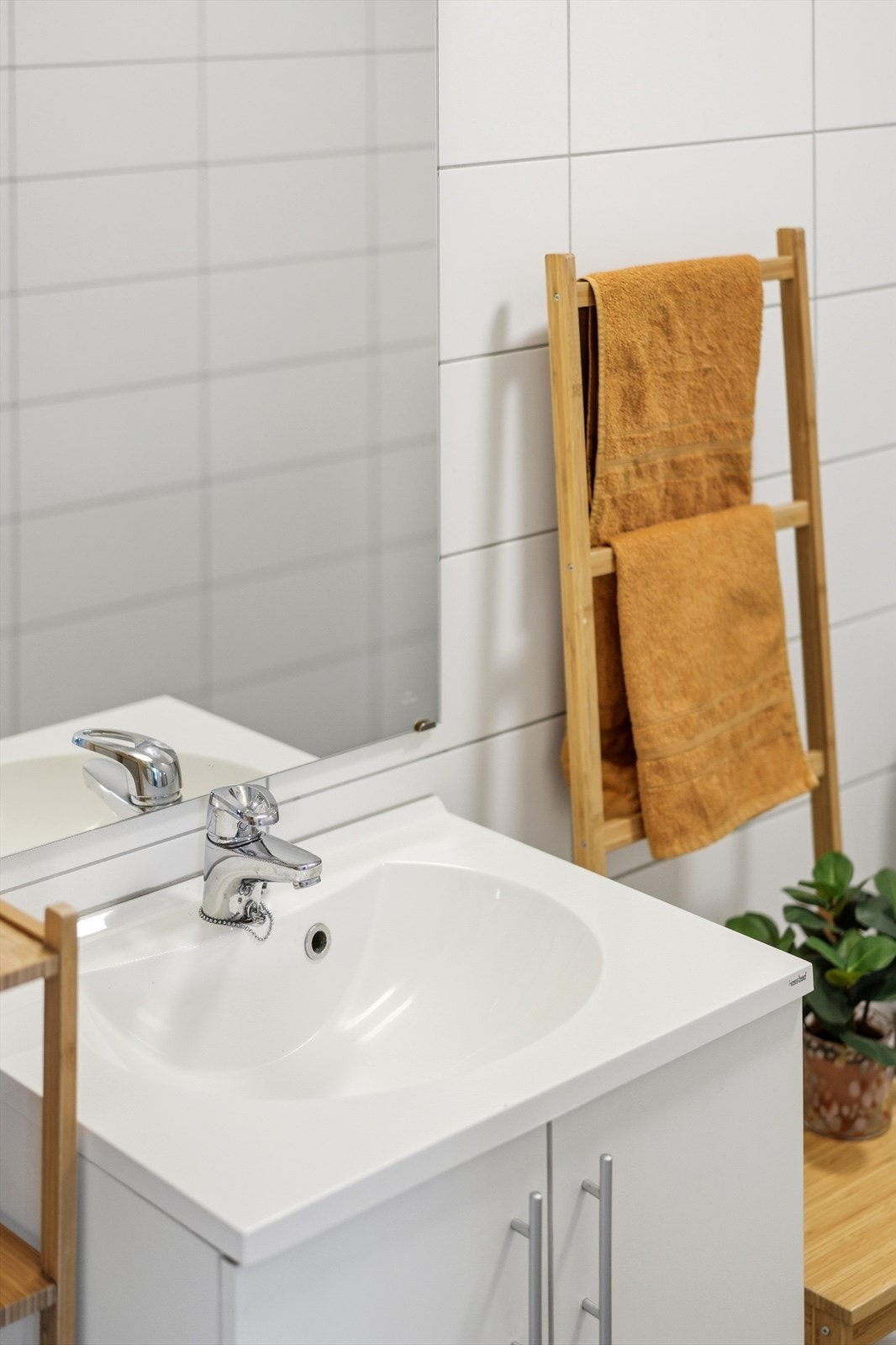 Badet er innredet med servant, toalett og har balansert ventilasjon. Galleribilde
