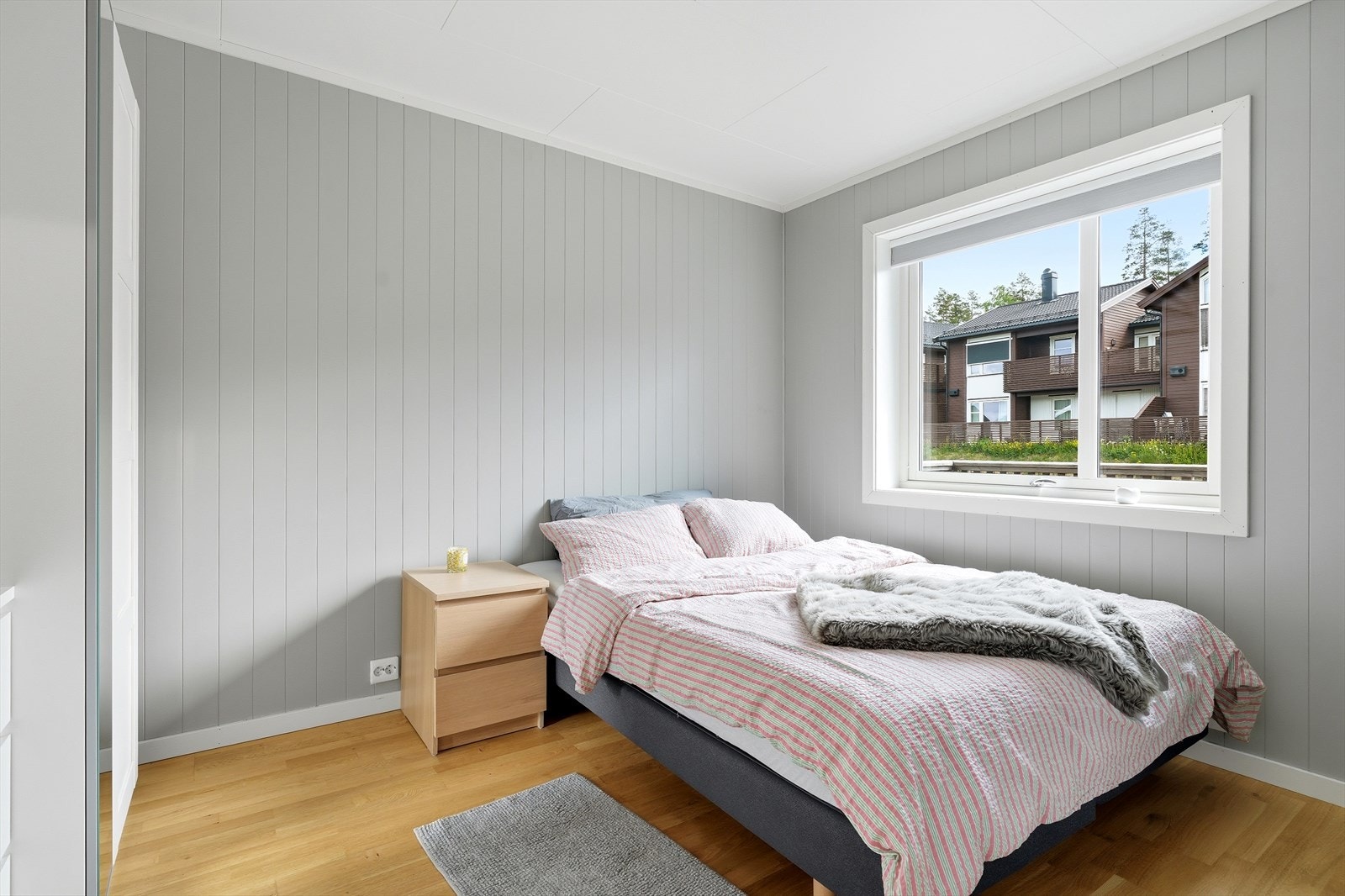 Hovedsoverom med plass til dobbeltseng og garderobeløsning. Galleribilde