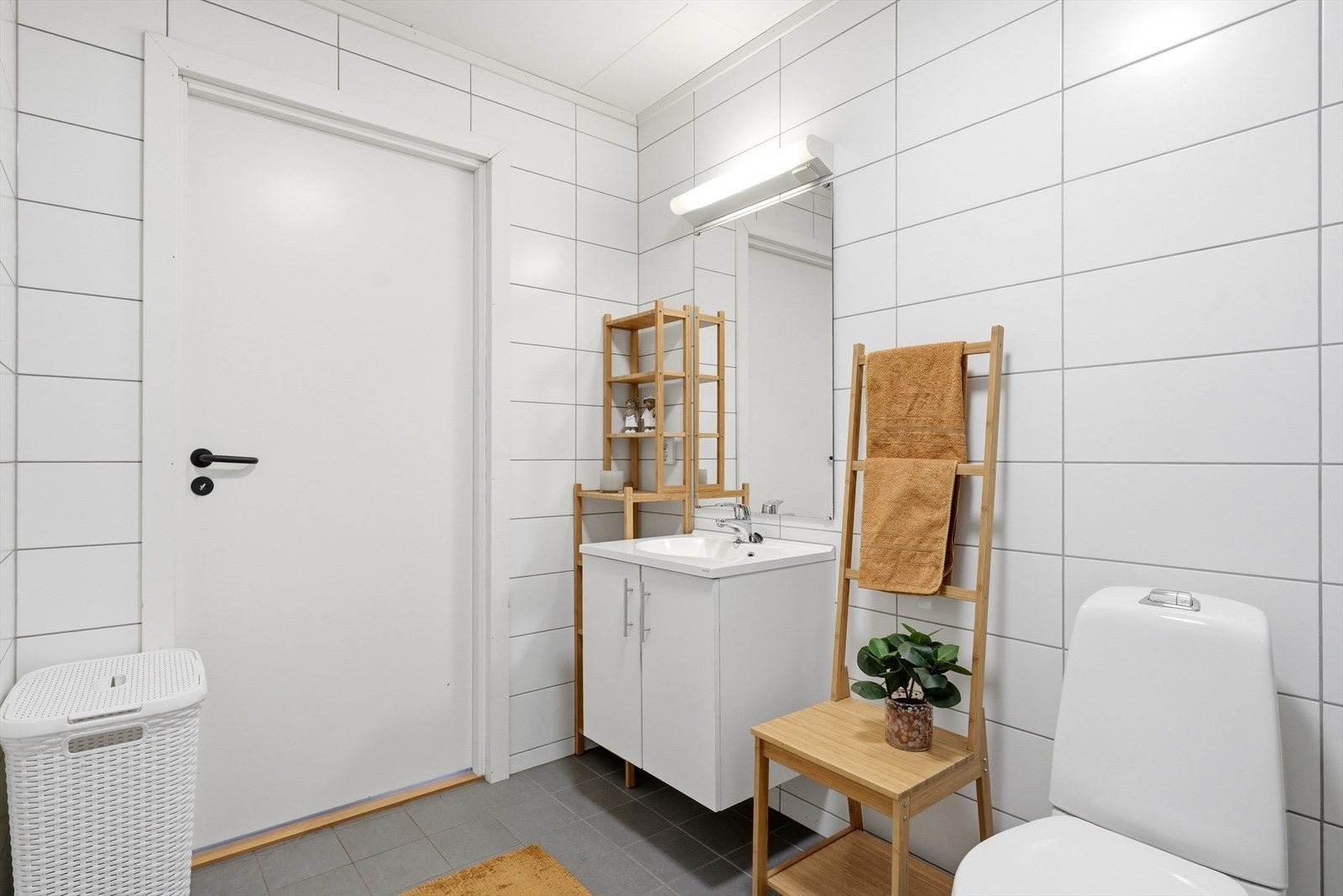 Dusjhjørne med innfellbare vegger utnytter plassen på badet godt. Galleribilde