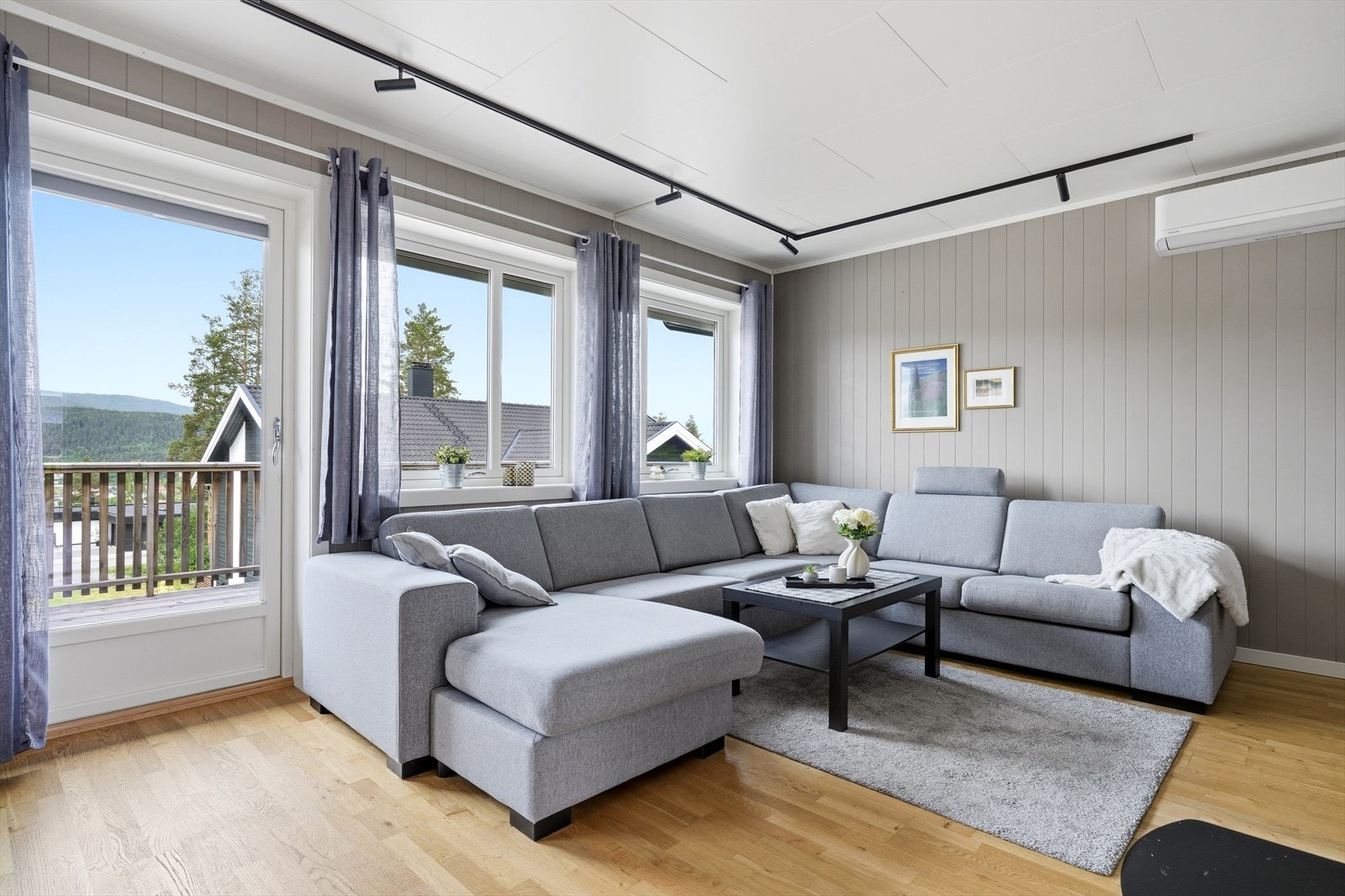 Stuen er utstyrt med en luft-til-luft varmepumpe for effektiv oppvarming. Galleribilde