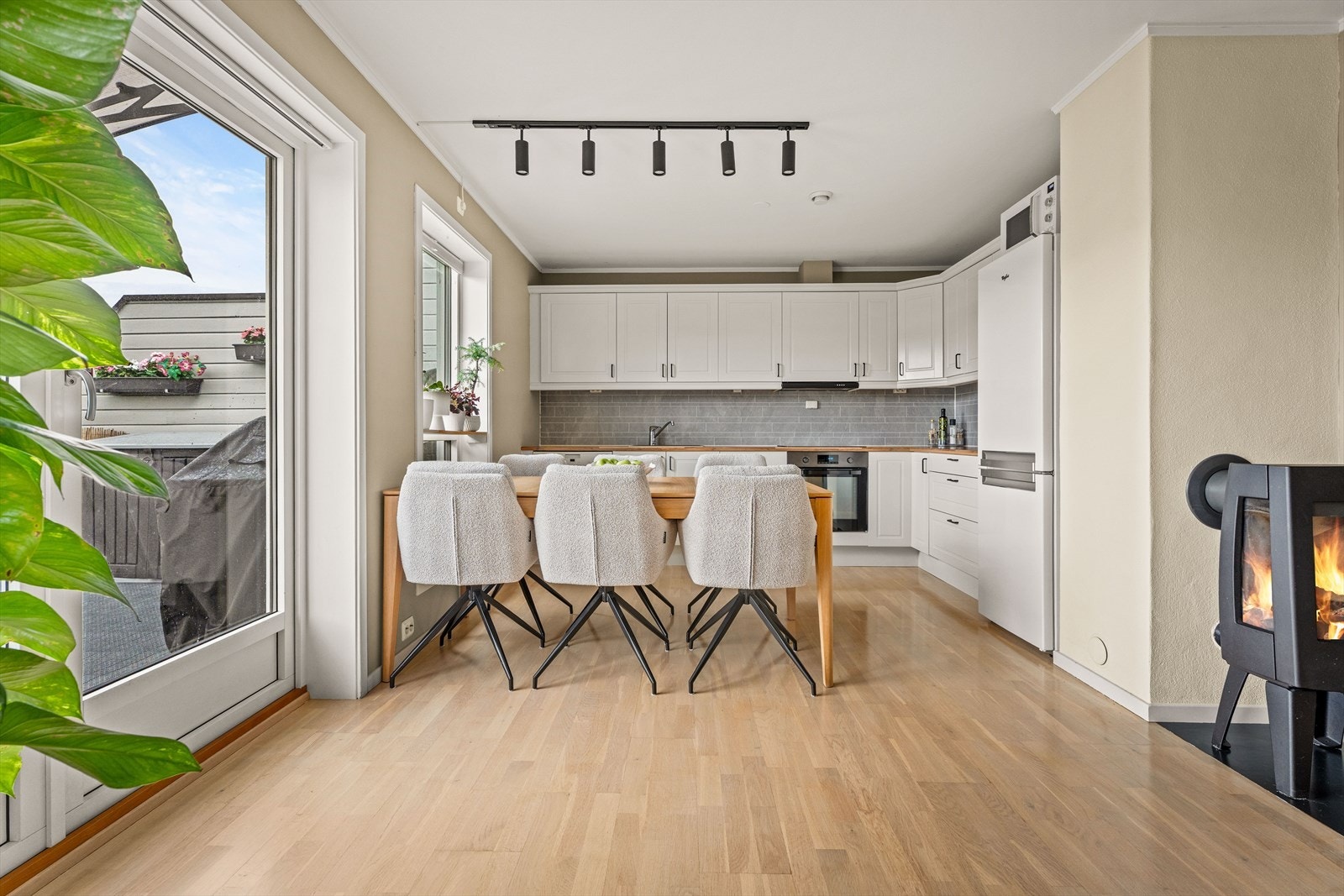Kjøkkeninnredning fra Sigdal (2014) med profilerte fronter og laminert benkeplate. Galleribilde