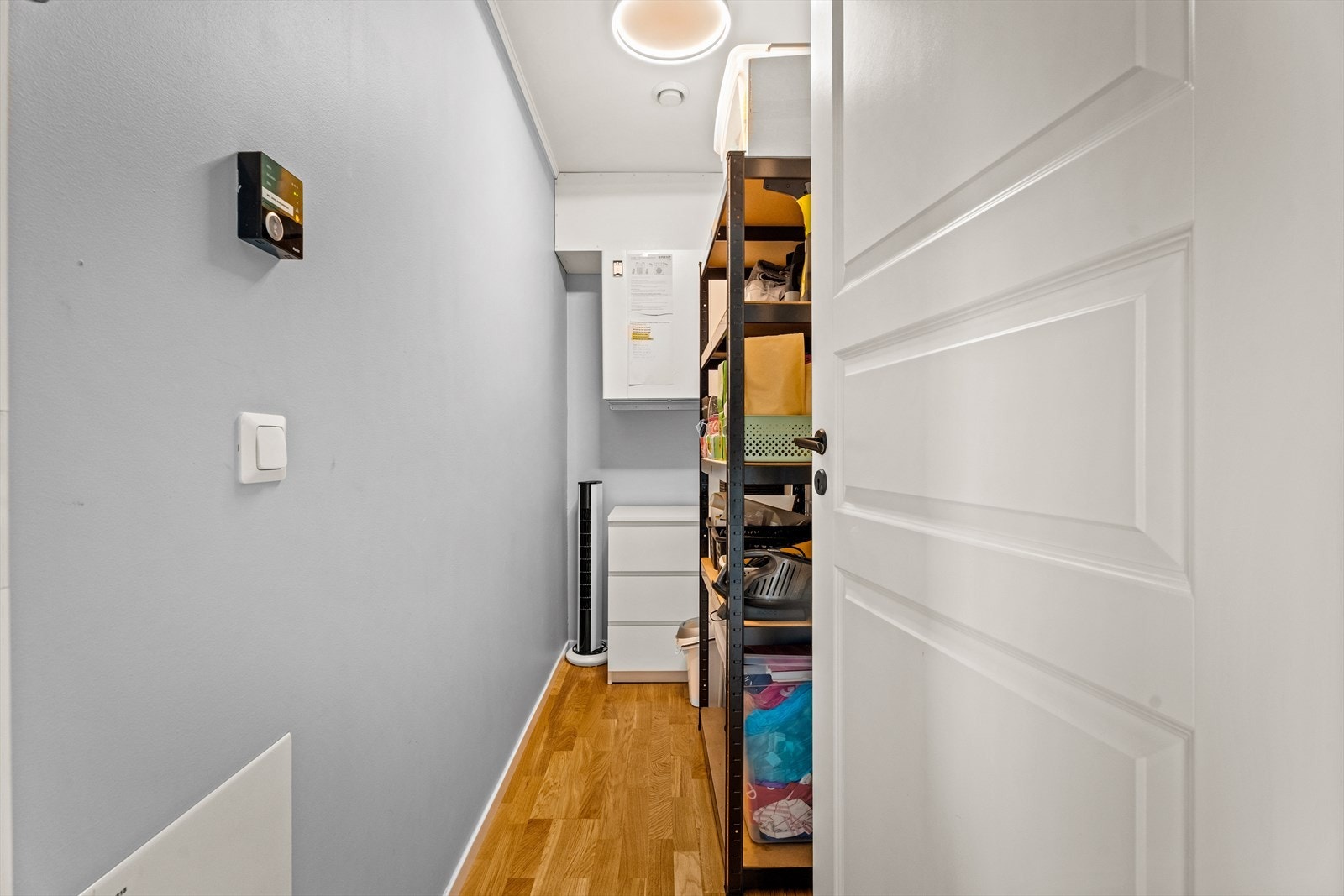 Innvendig bod med aggregat for balansert ventilasjon og sikringsskap. Galleribilde