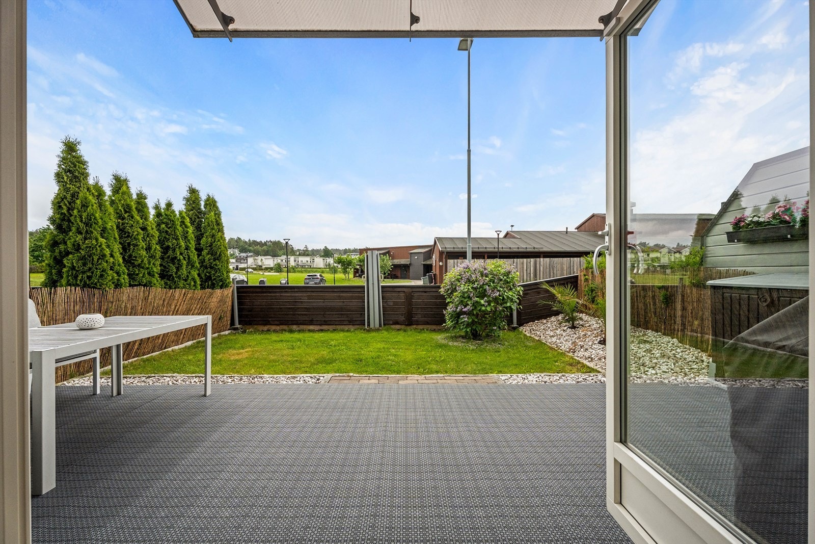 Terrassedøren med 2-lags glass gir en sømløs overgang mellom inne- og uterom. Galleribilde