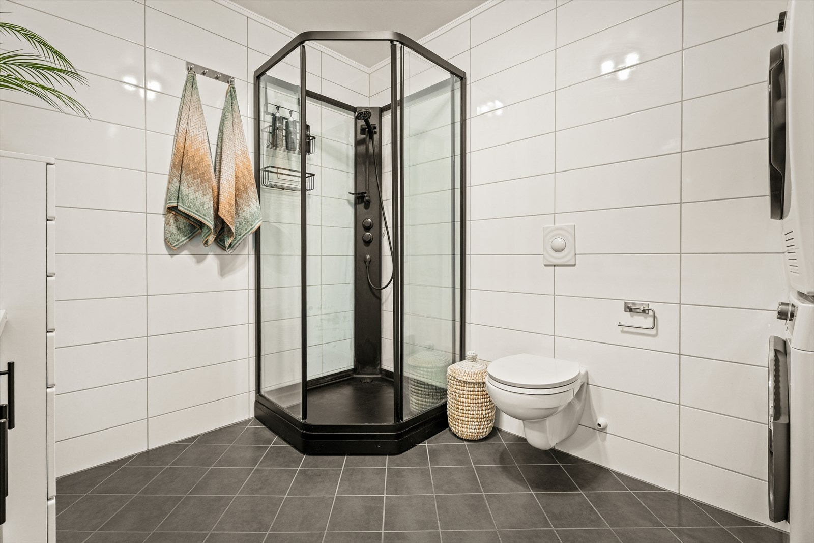 Badet er utstyrt med vegghengt toalett og et dusjkabinett som ble byttet for under fem år siden. Galleribilde