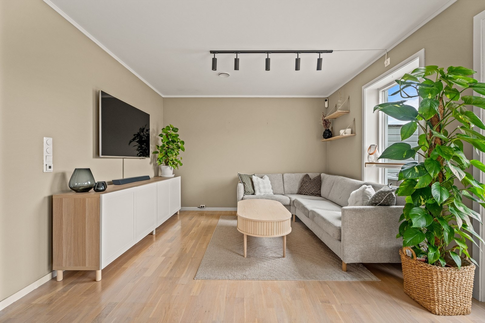 Fra stuen er det direkte utgang til en sørøstvendt terrasse på ca. 23 m² og egen hageflekk. Galleribilde