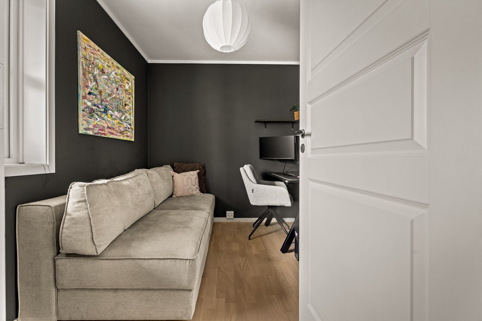 Boligen har gode oppbevaringsmuligheter med en praktisk garderobeløsning i entréen, garderobeskap på begge soverommene samt en innvendig bod. Galleribilde