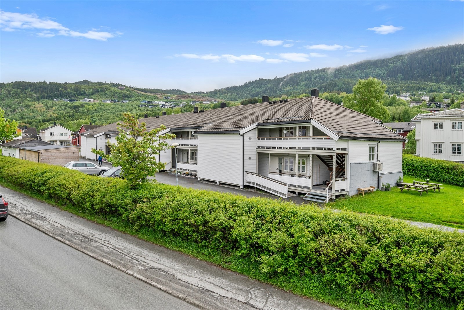 Veldrevet og trygt borettslag sentralt på Orkanger, ved Hov Gård. Galleribilde