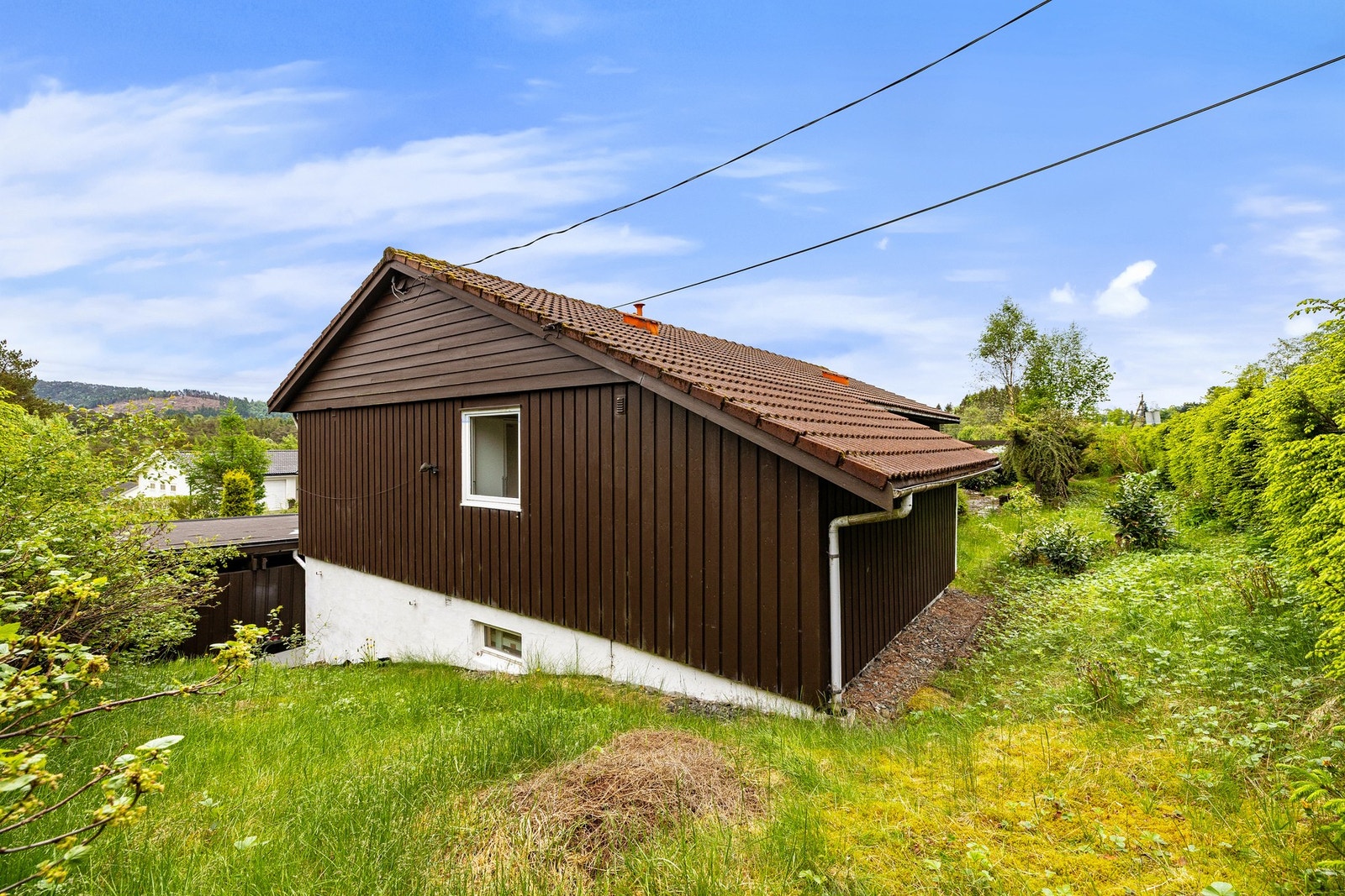 Eiendommen er opparbeidet med trapper, grusede stier, bed, hekk, plen og beplantning. Galleribilde