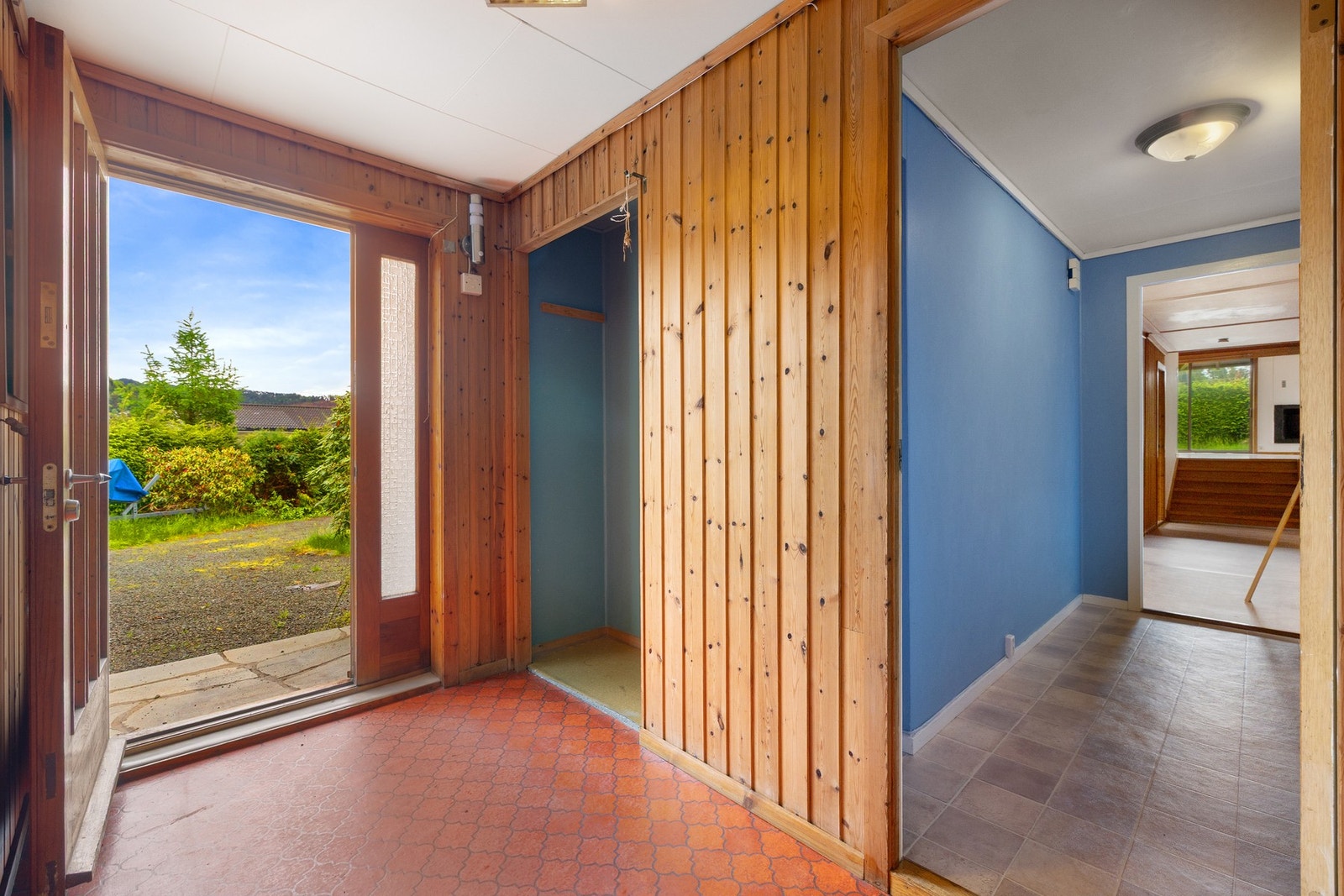 Boligen har en egen utleiedel med kjøkken, bad, to soverom, to boder og stor stue! Galleribilde