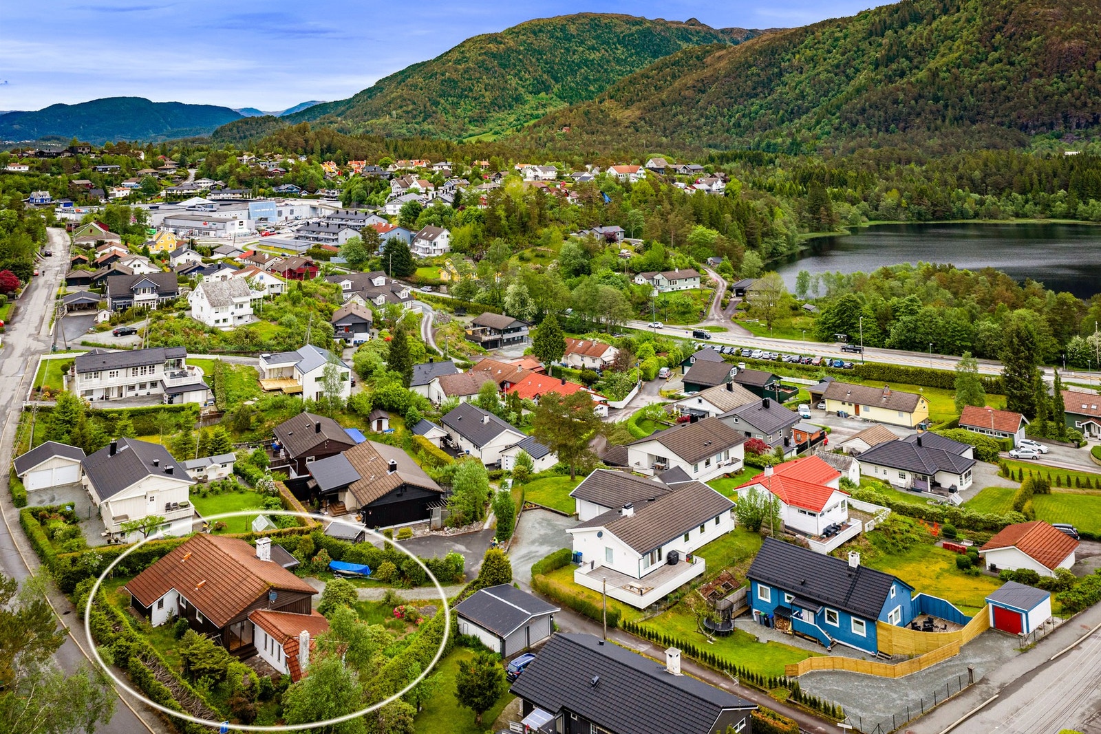 Fra boligen er det bare få minutters gange til Thon Senter Os med over 40 butikker. Galleribilde