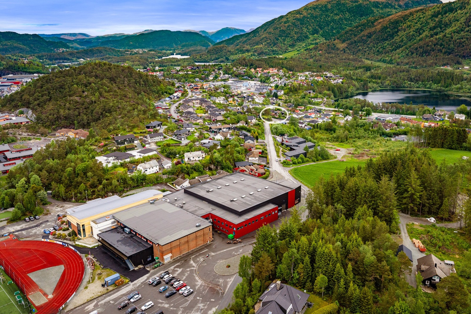 Kuventræ idrettsanlegg med idrettshall, fotballbaner og friidrettsanlegg. I samme bygg finner man også treningssenter, klatrevegg og Osbader- et badeland for hele familien. Galleribilde