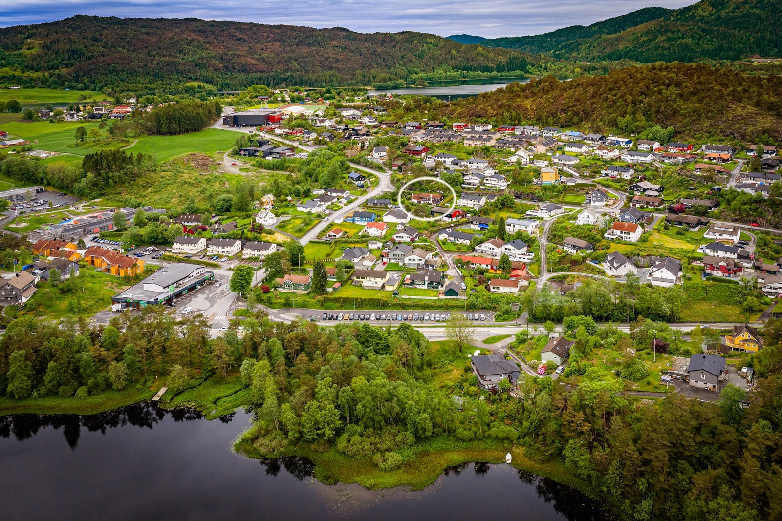 I Varåsen har man "alt" av fasiliteter og servicetilbud i gangavstand. Galleribilde