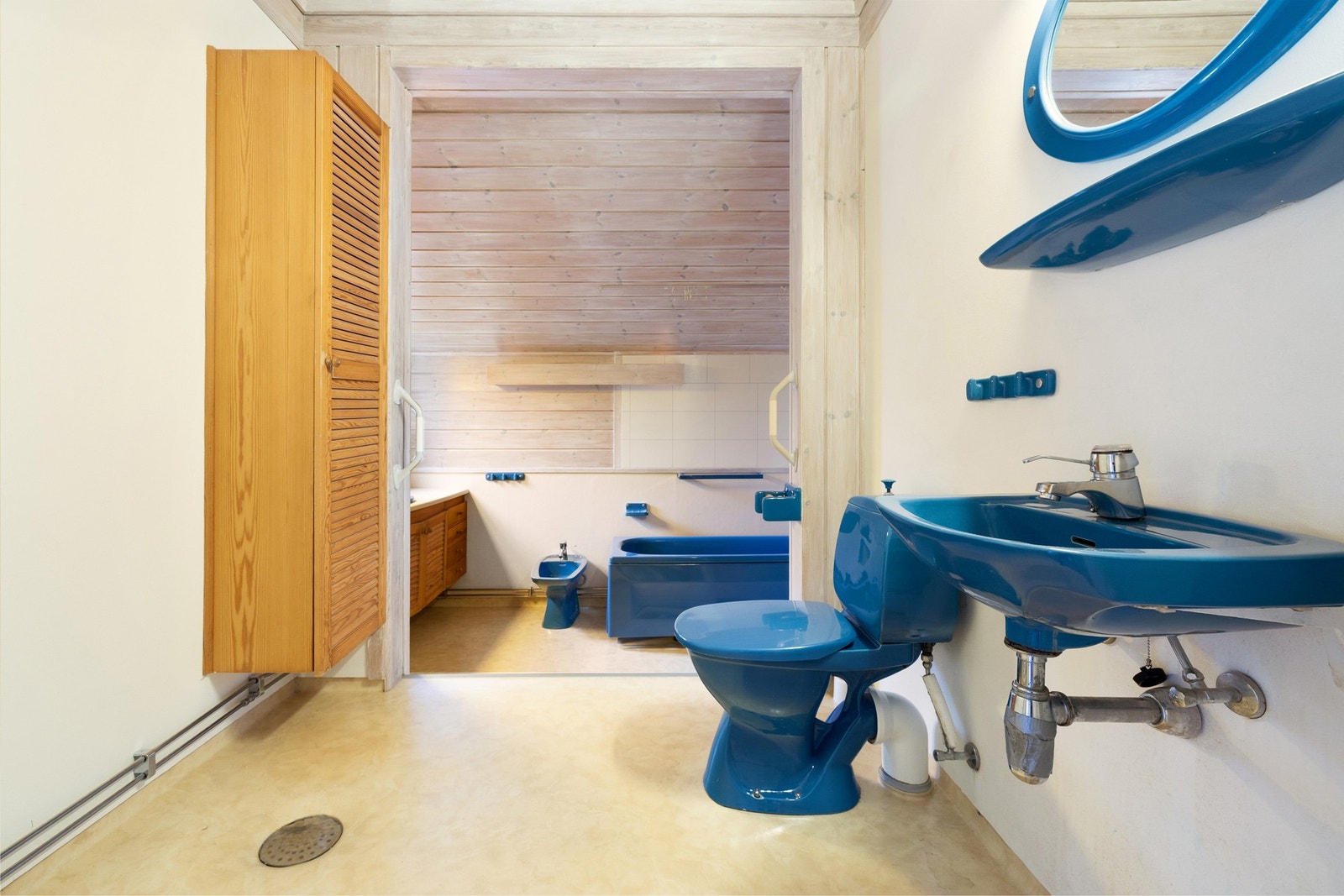 Badet har toalett, servant med innredning, bide og badekar. Galleribilde