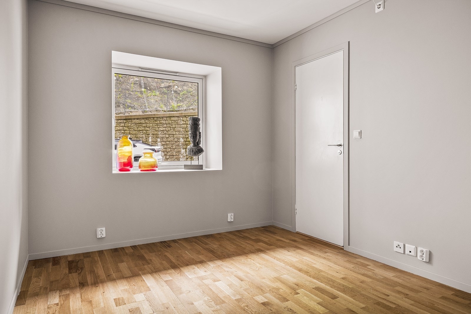 Rommet i hybeldelen har parkett på gulv og et vindu med isolerglass som slipper inn dagslys. Galleribilde
