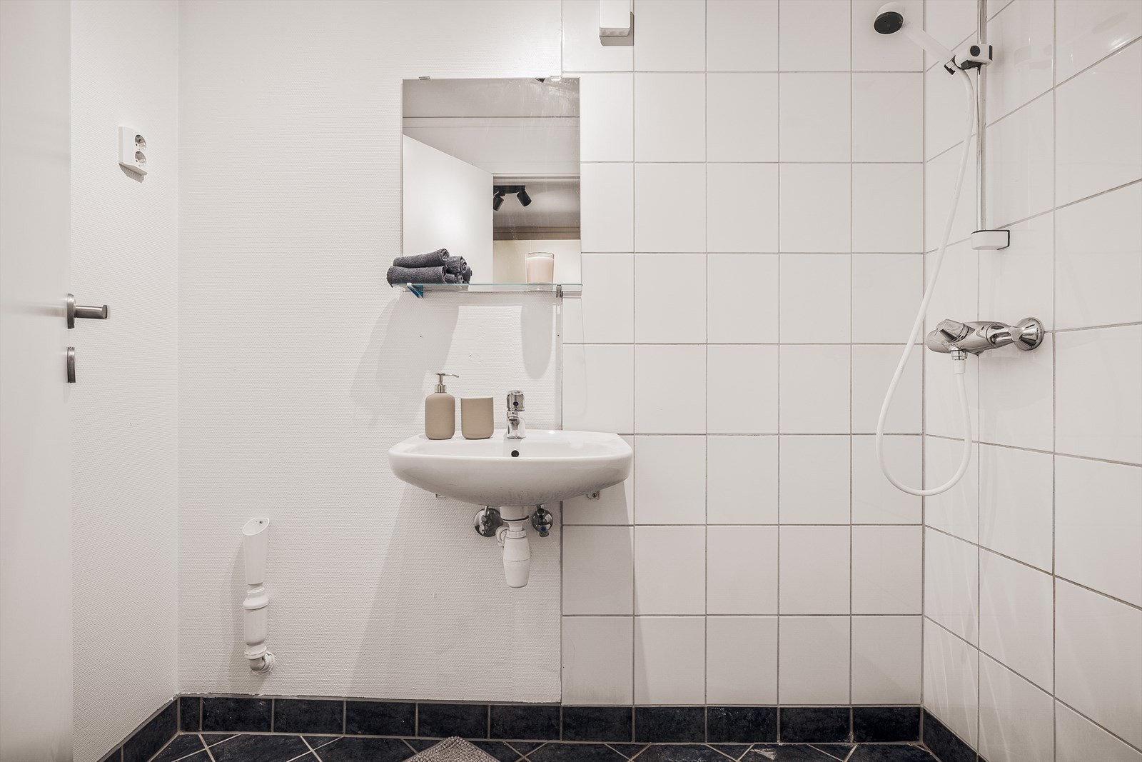 Begge badene i leiligheten er utstyrt med gulvvarme. Galleribilde