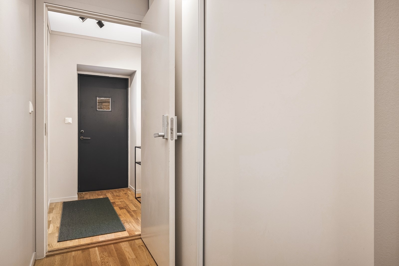 Entréen har parkett på gulvet og et sikringsskap med automatsikringer. Galleribilde