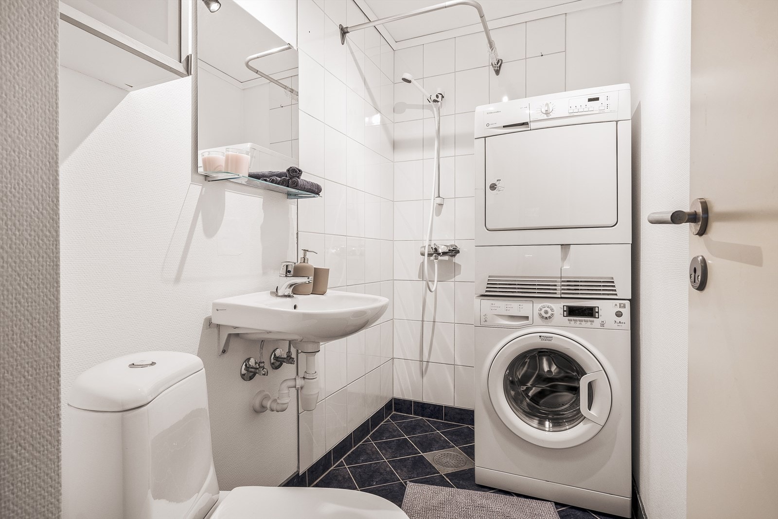 Det er opplegg for vaskemaskin på badet i hoveddelen. Galleribilde