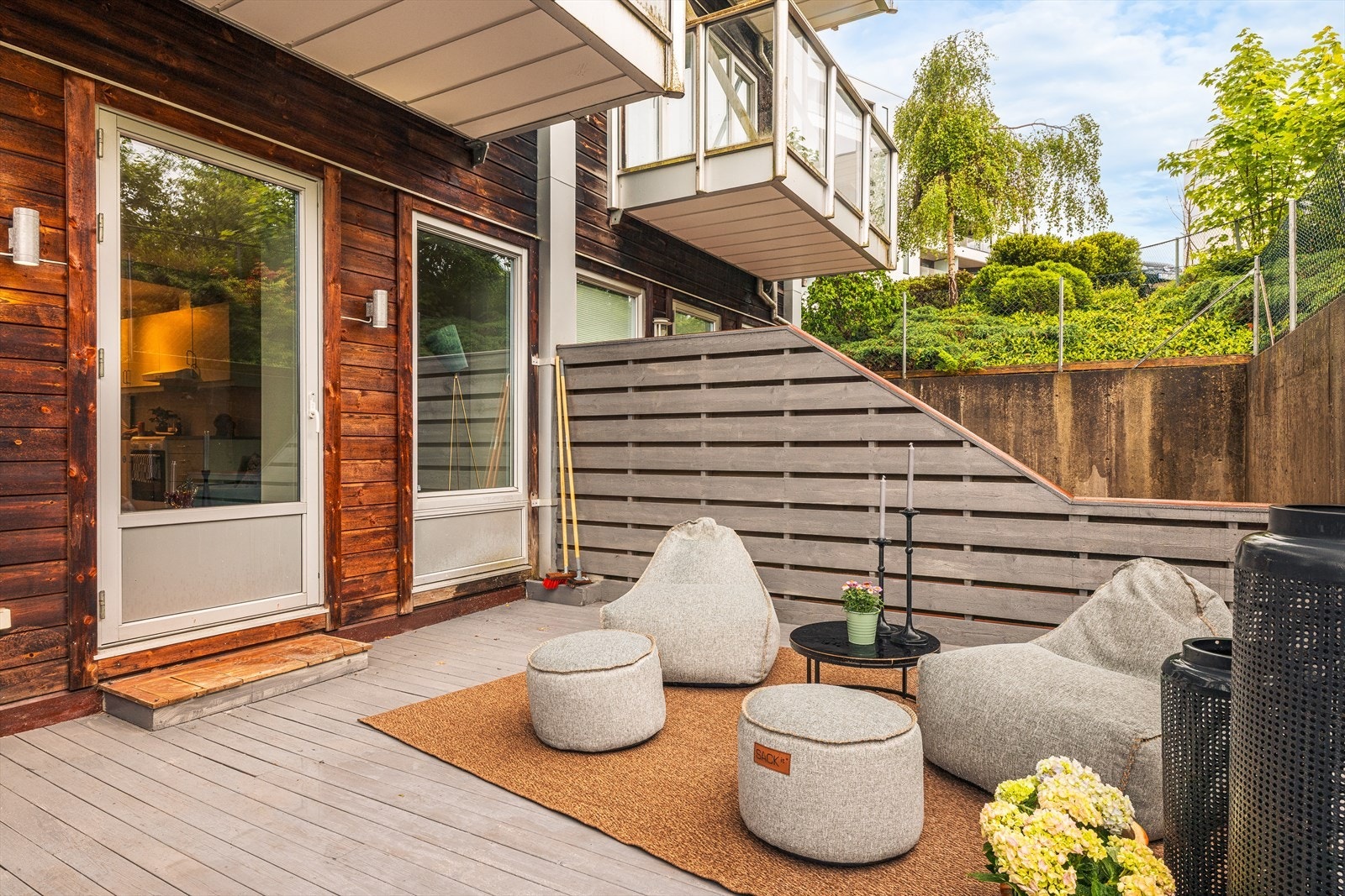 Terrassen er bygget med et trebjelkelag belagt med terrassebord, og er et usjenert og privat uterom. Galleribilde