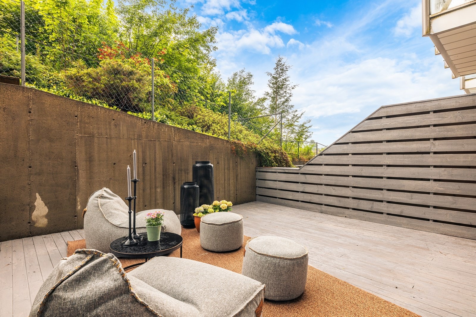 Den romslige, vestvendte terrassen på over 22 m² blir en naturlig forlengelse av stuen. Galleribilde