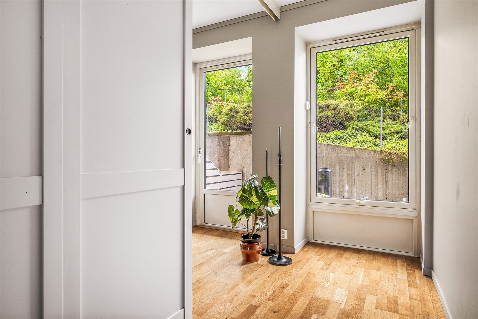 Terrassedøren gir direkte utgang fra stuen til det private uteområdet. Galleribilde