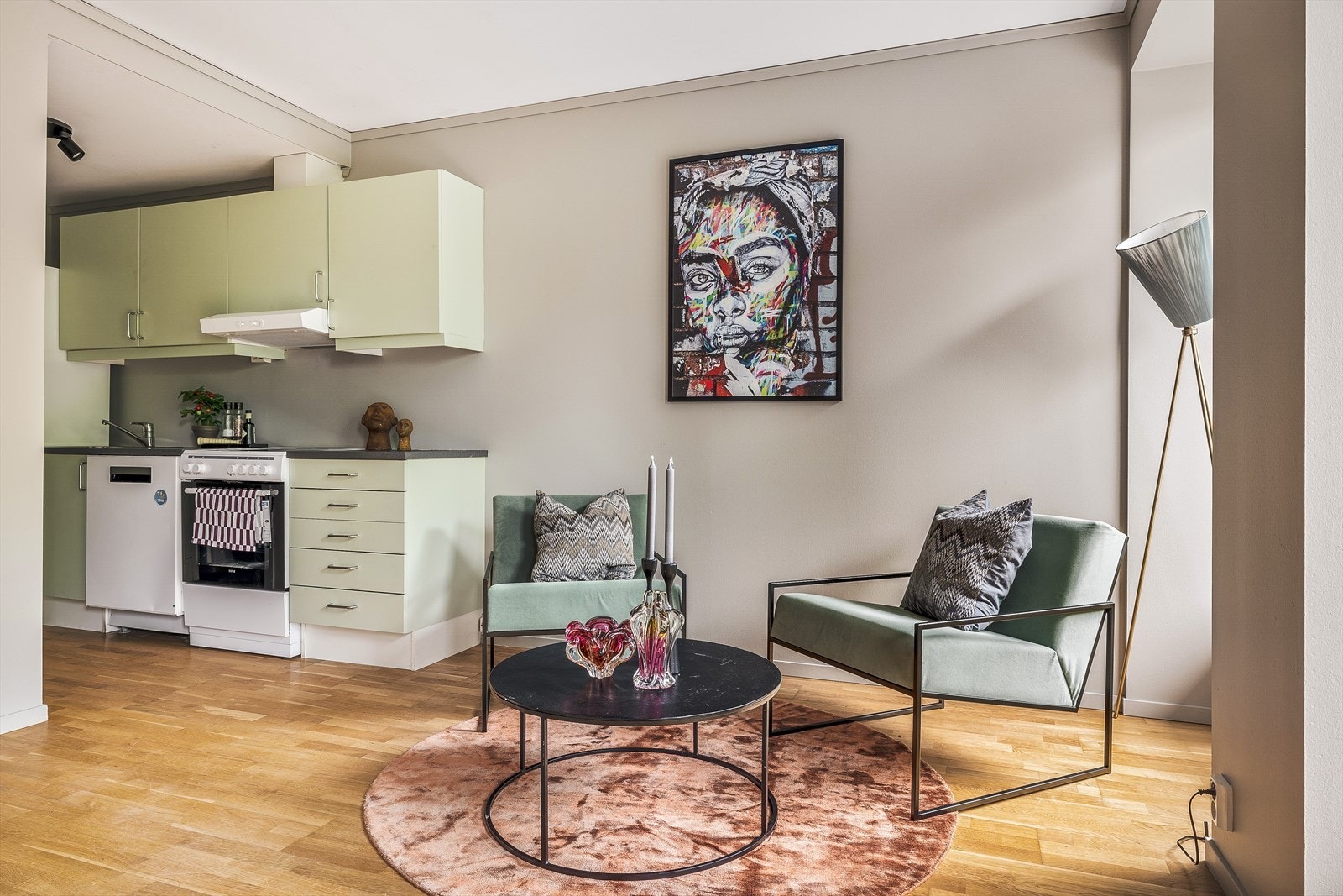 Stuen har plass til en sittegruppe og nyter godt av dagslys fra vinduer og terrassedør. Galleribilde