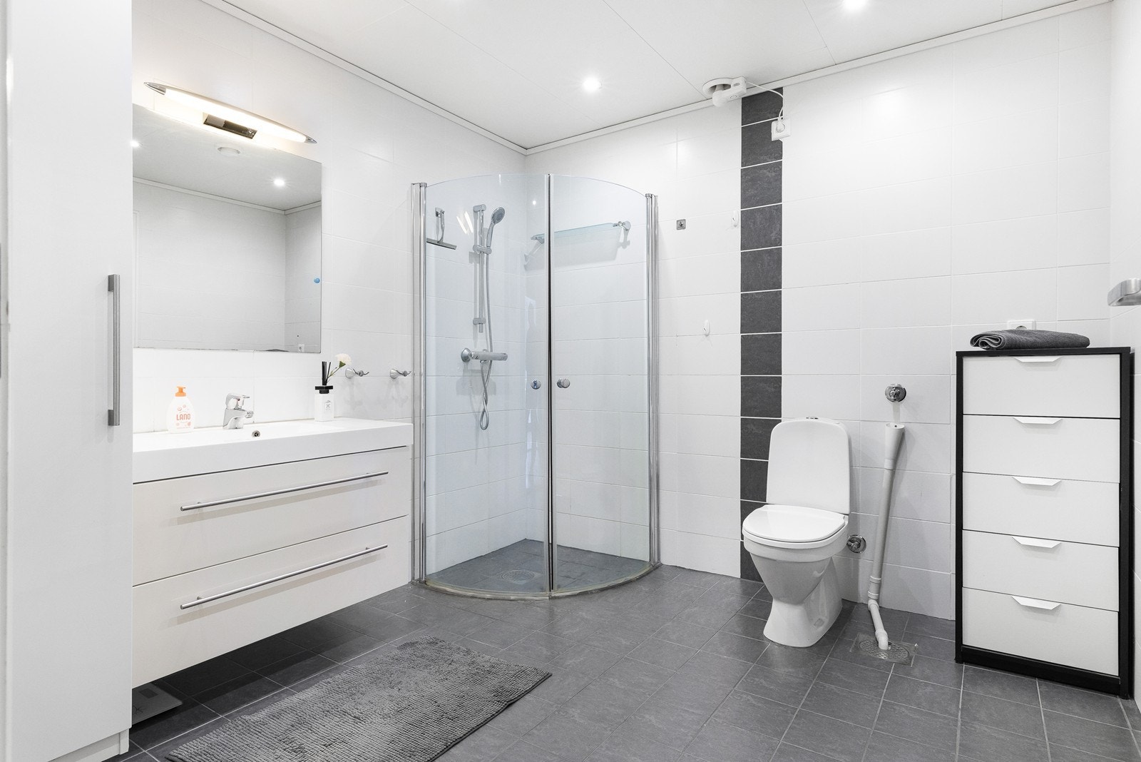 Det er muligheter for å ha vaskemaskin og tørketrommel på badet. Galleribilde