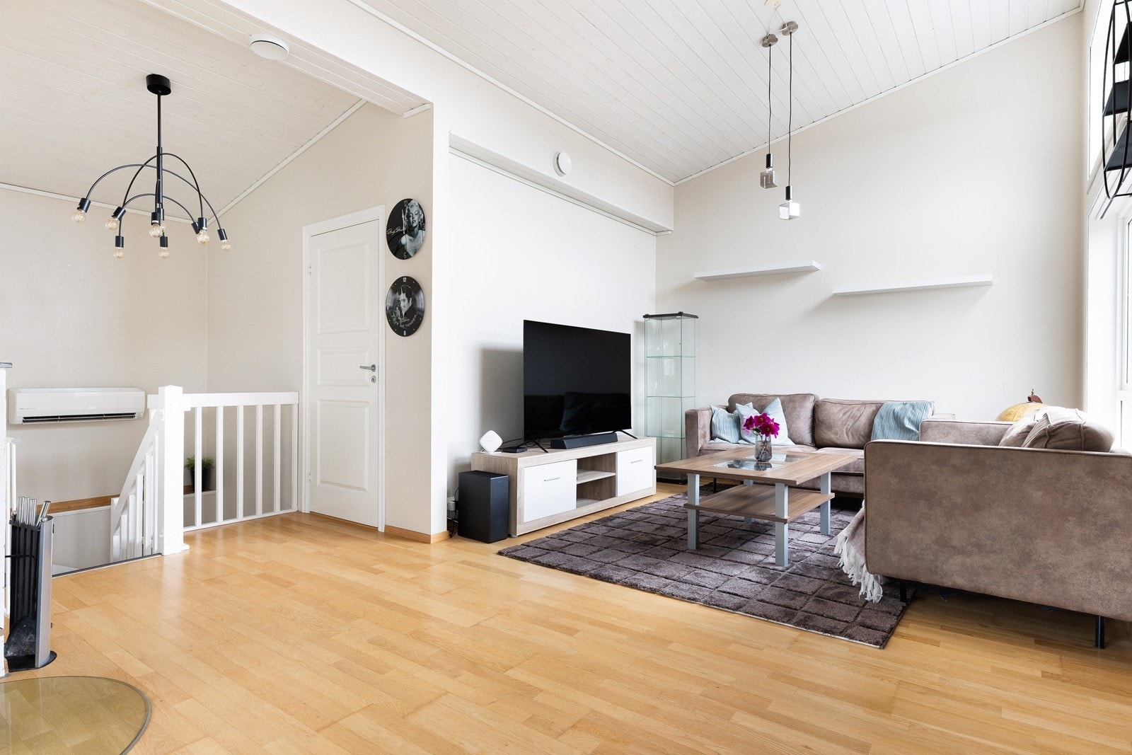 Romslig stue med naturlig plass for sofagruppe og TV. Galleribilde