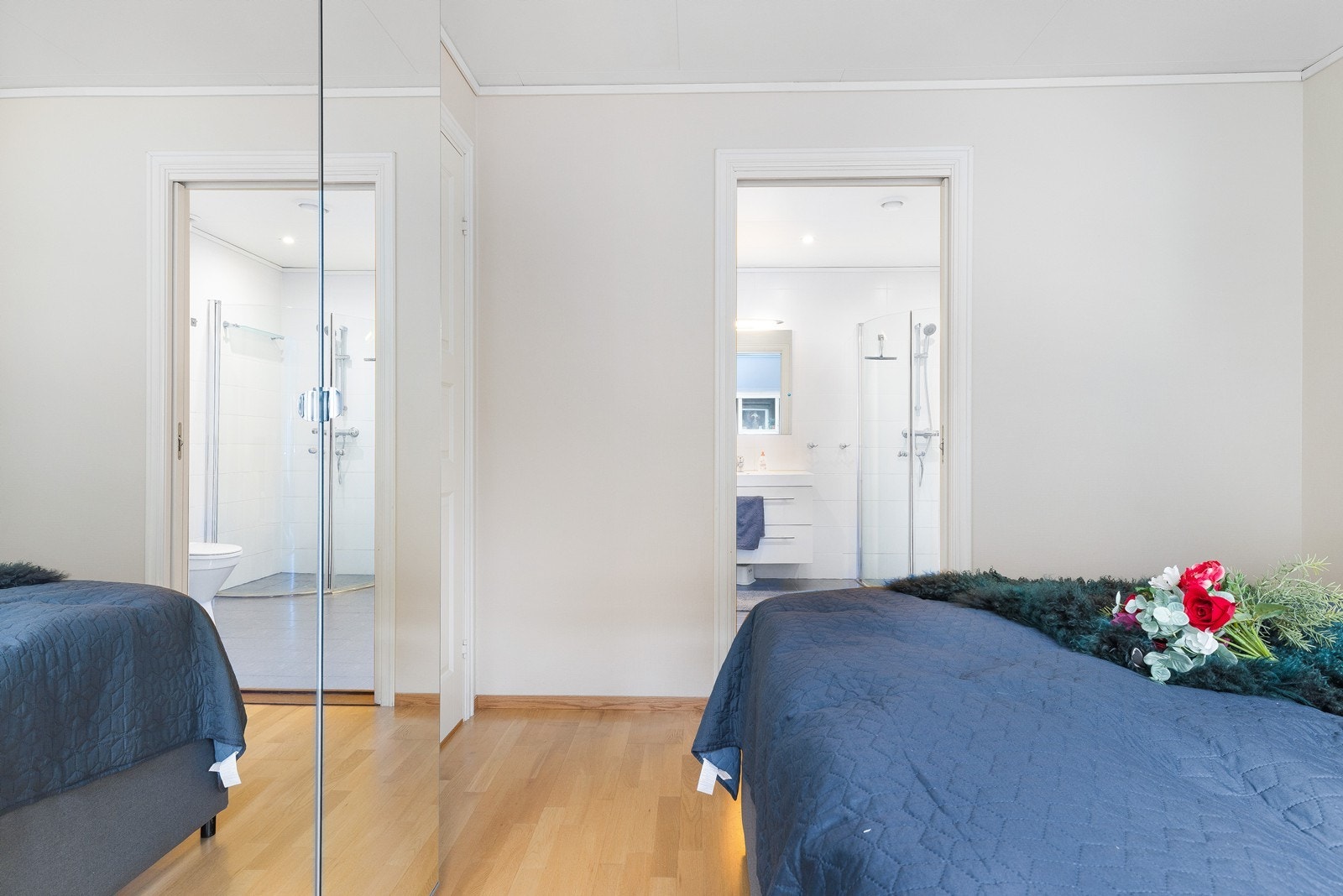 Hovedsoverom med garderobeløsning for oppbevaring av klær og dør direkte til badet. Galleribilde