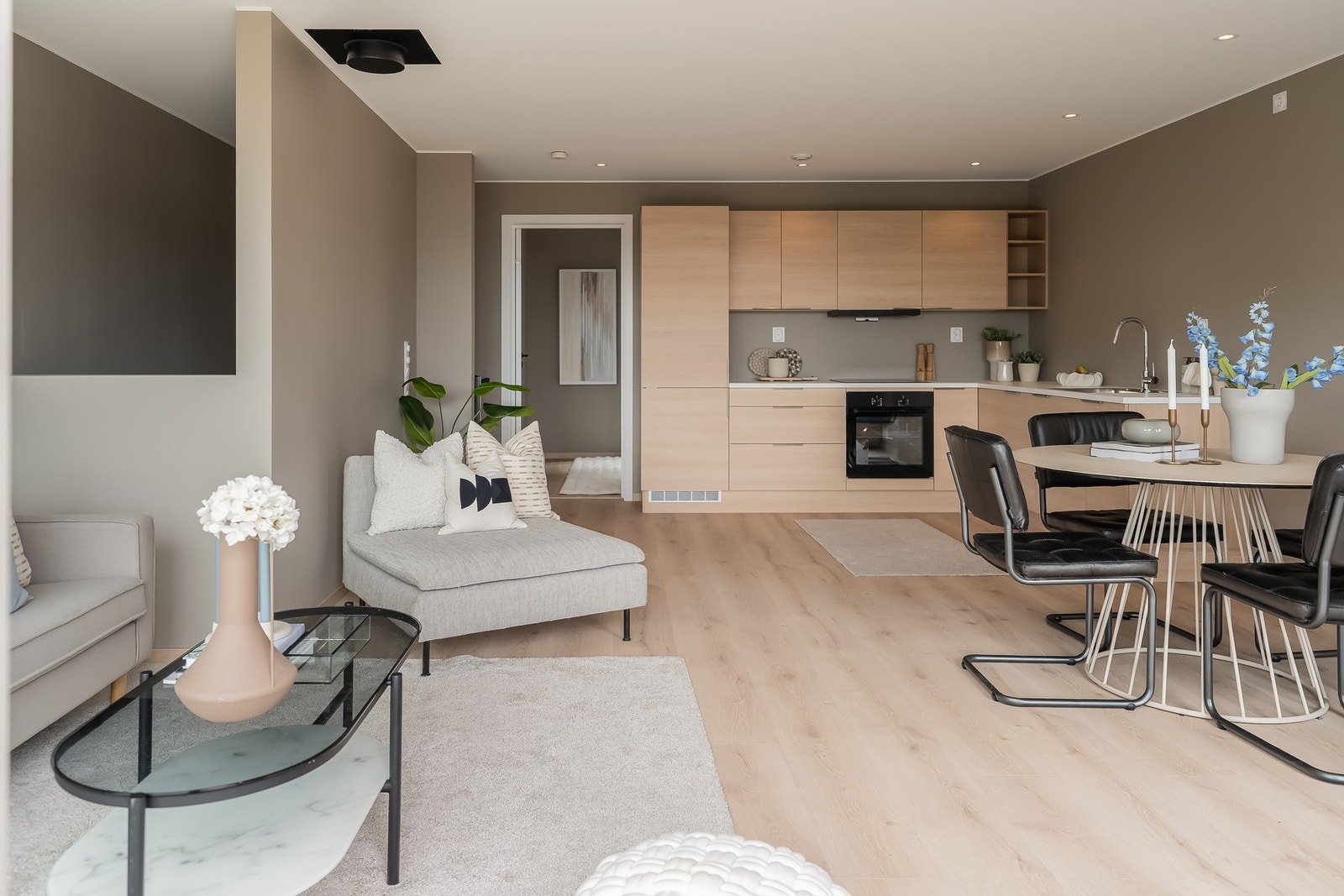 Stuen er fint inndelt med plass for flere sittegrupper. Galleribilde