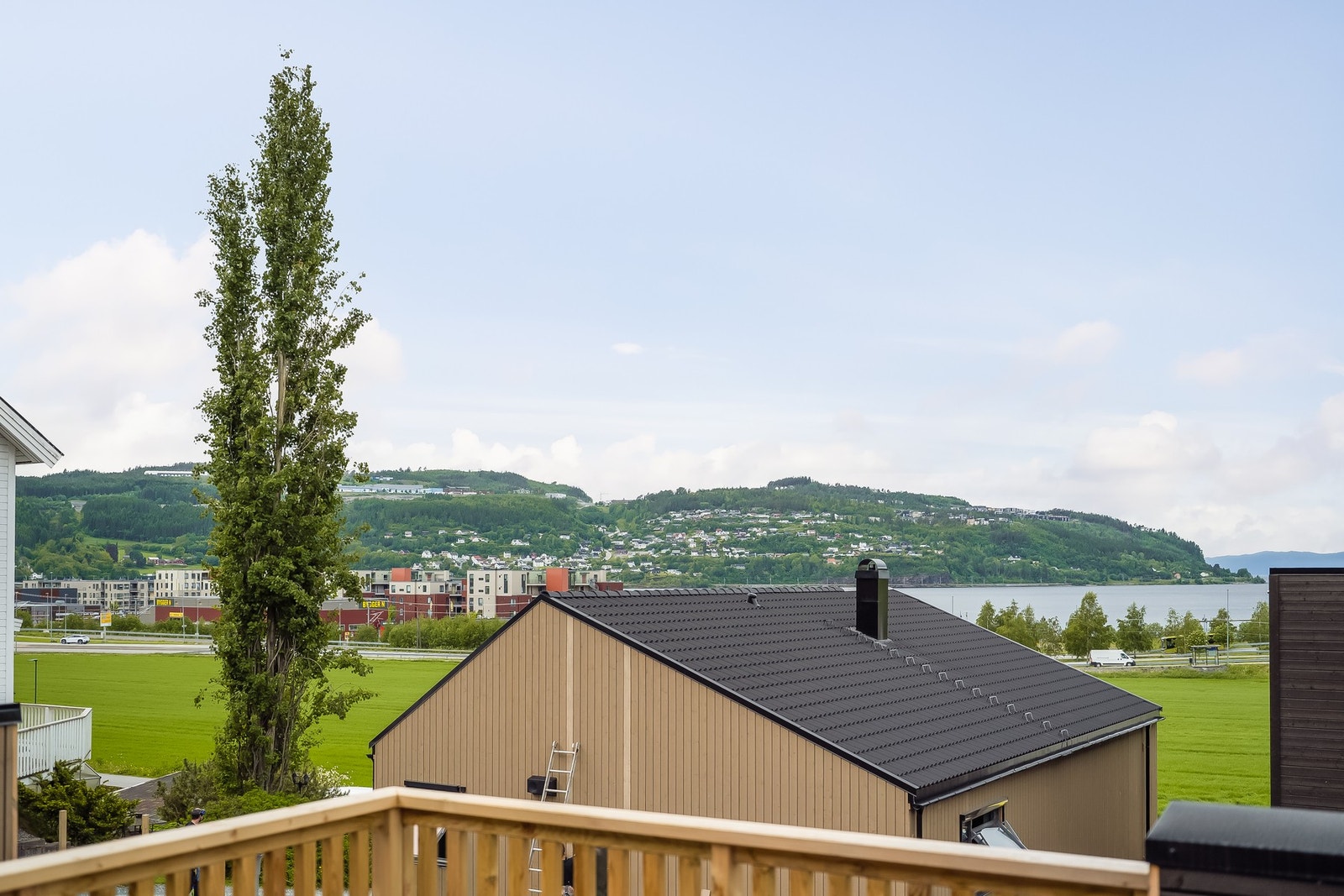 Hommelvik er et fantastisk boområde for paret, den enslige, eldre og storfamilien. Området har flott utsikt retning fjorden. Galleribilde