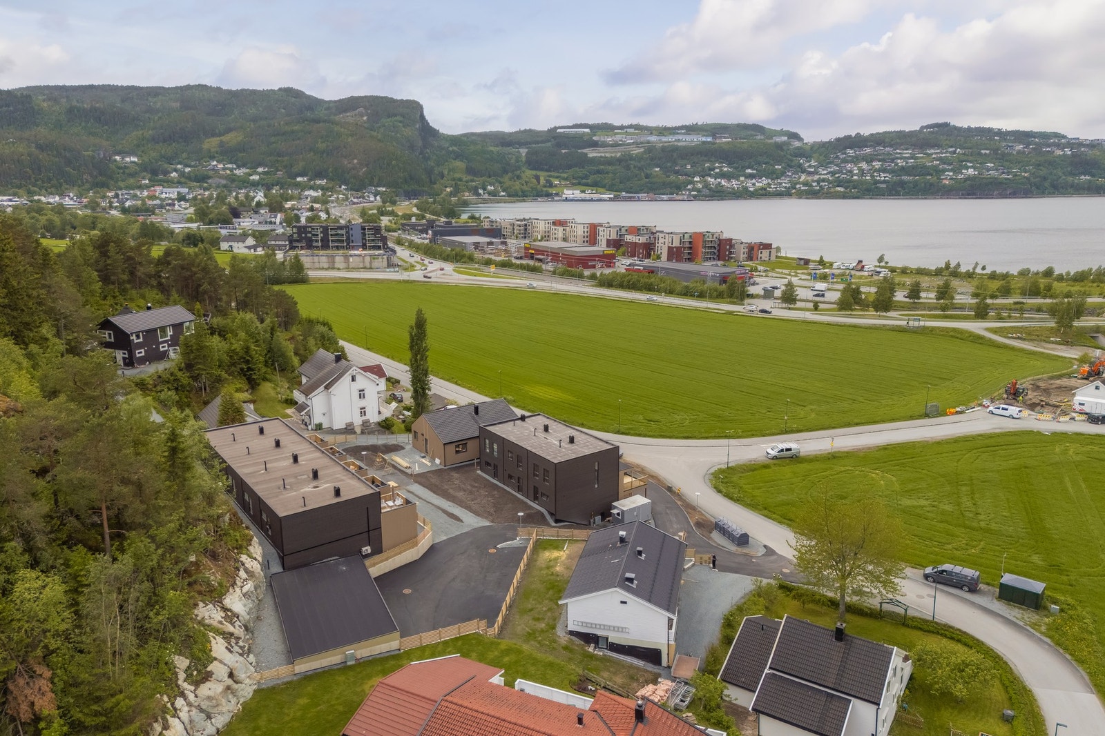 Et kort stykke til Trondheim og Stjørdal gir også uttalelige muligheter både med tanke på jobb og fritidsaktiviteter som gjør dette til en tilbaketrukken beliggenhet fra "storbyjaget", men med nærheten til alt man trenger. Galleribilde