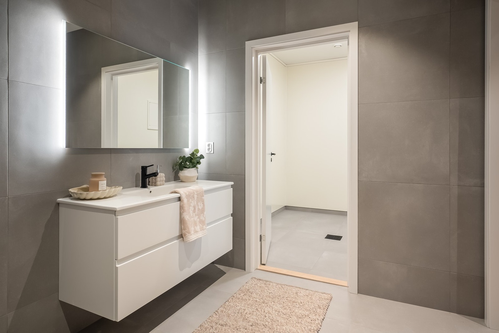 Direkte inngang til vaskerom fra badet. Galleribilde