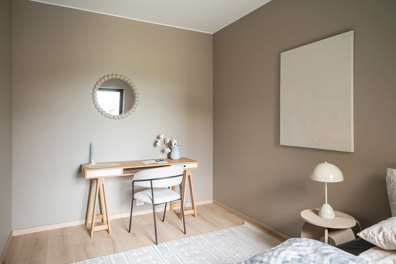 Ett på 10,2 kvm som gir veldig god plass for både dobbeltseng og garderobe eller skrivebord. Galleribilde