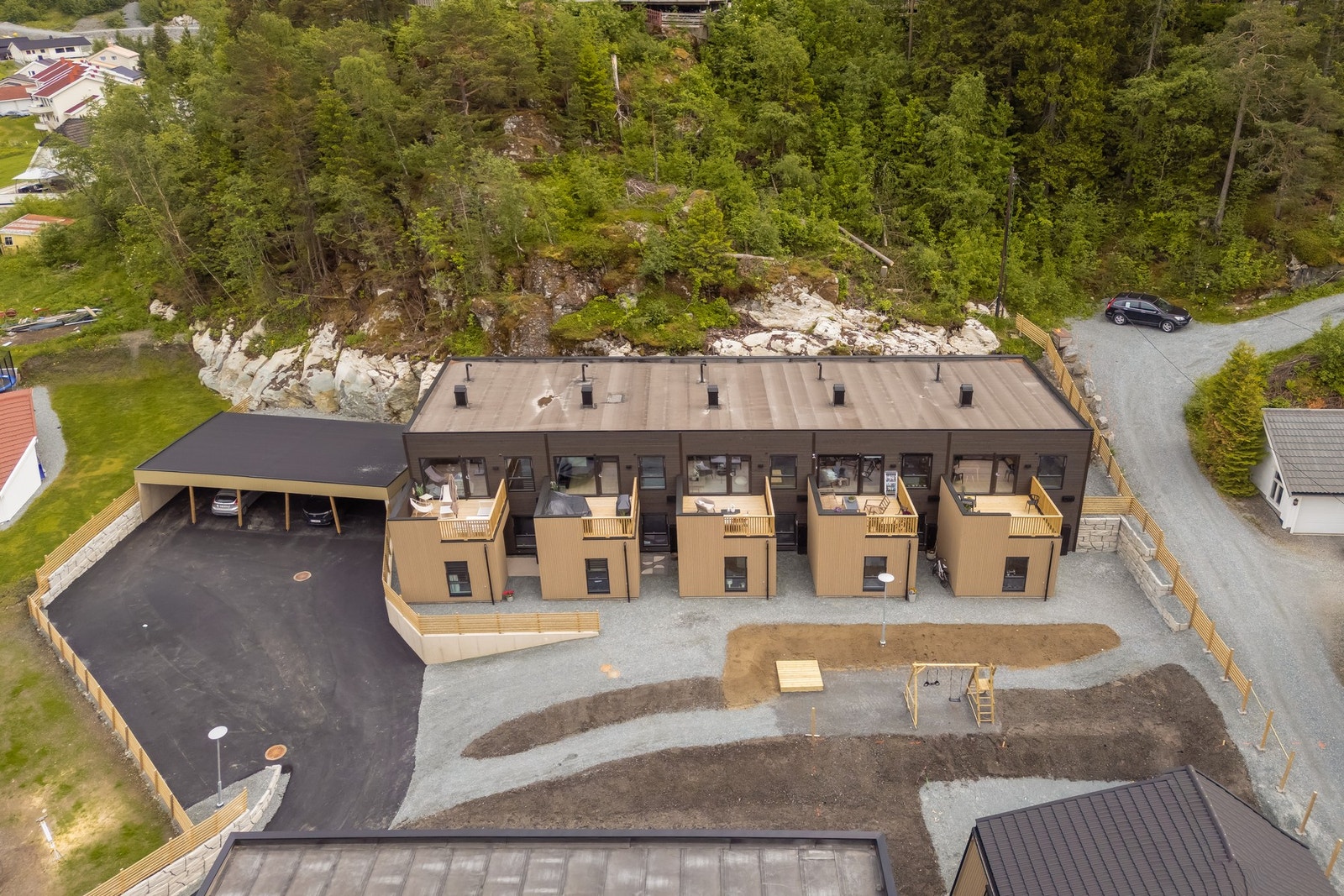 Et fint nytt tun i Hommelvik. Alle boliger er solgt og innflyttet og det er kun 1 ledig igjen. Carport med sportsbod i bakkant. Galleribilde