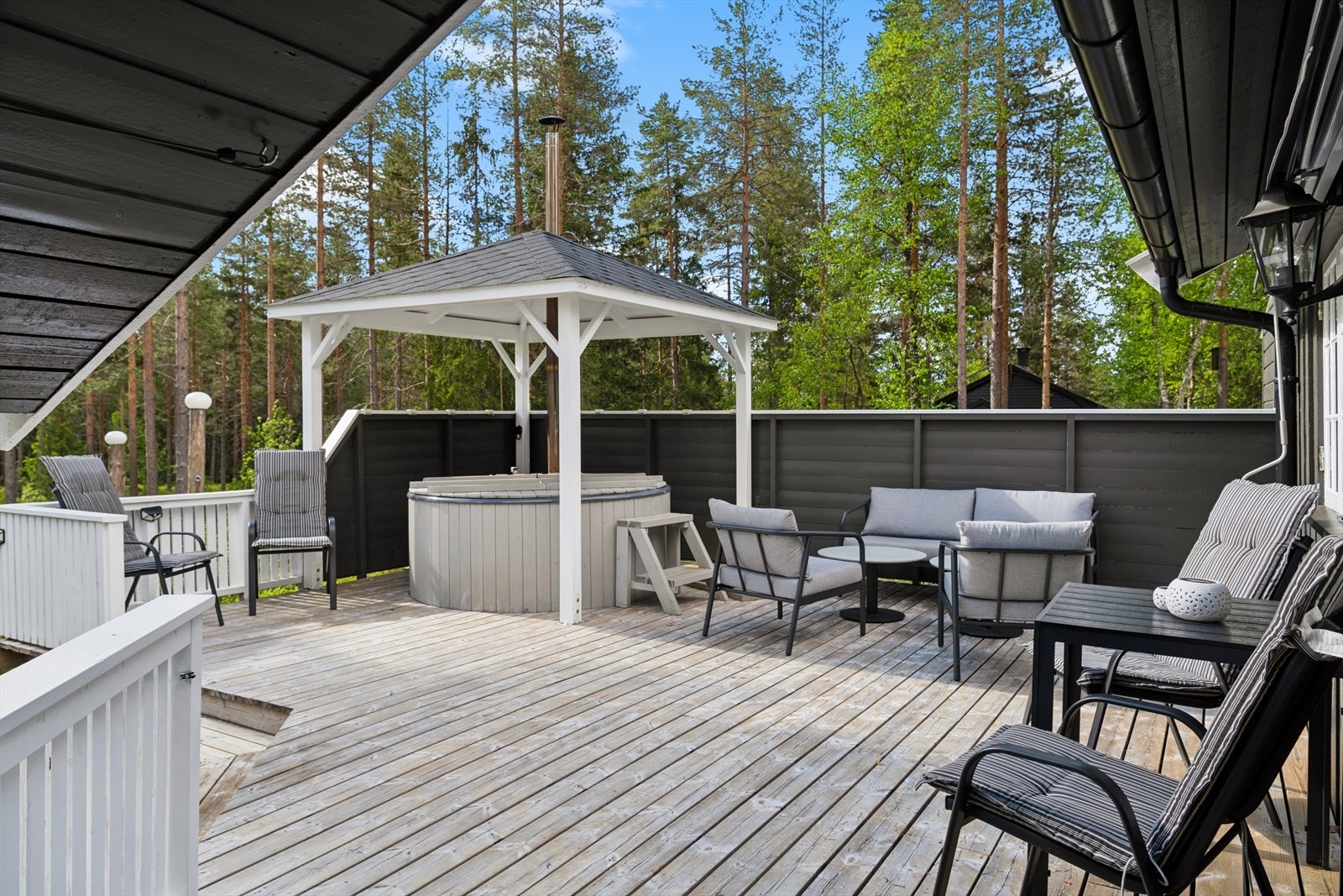 Romslig sørøstvendt terrasse på ca. 38 m² med gode solforhold Galleribilde