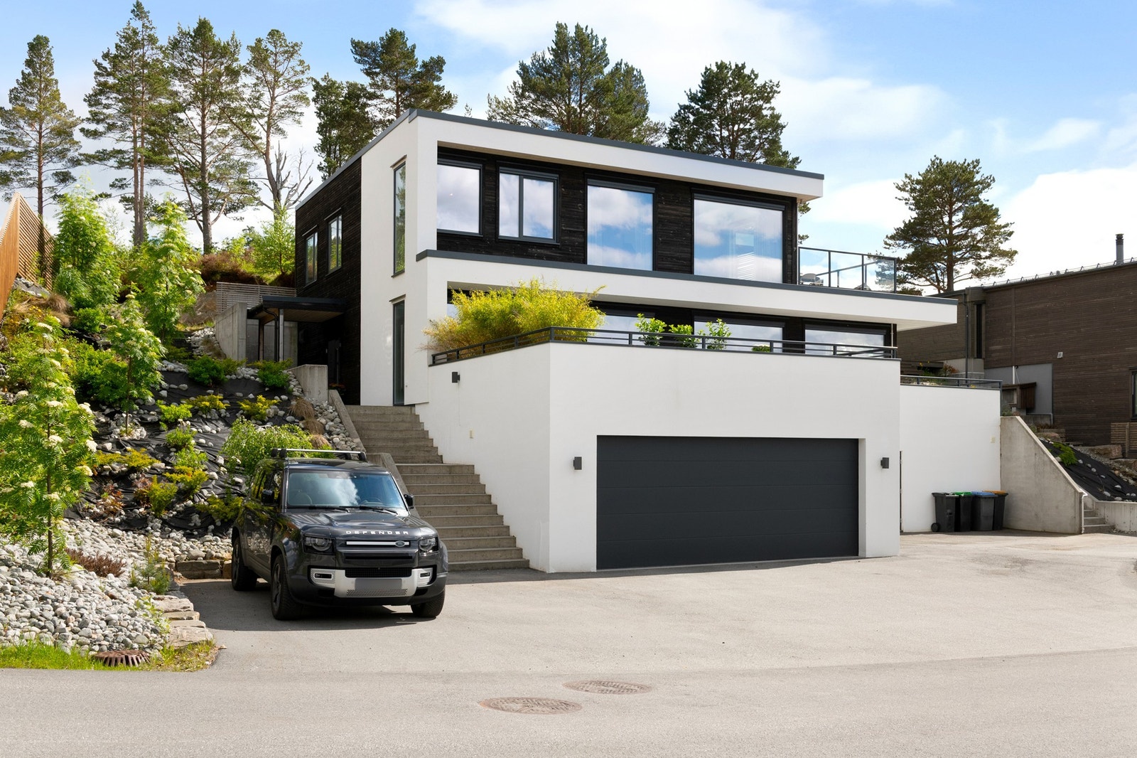 Eksklusiv eiendom med flott fasade og solid materialvalg. Galleribilde