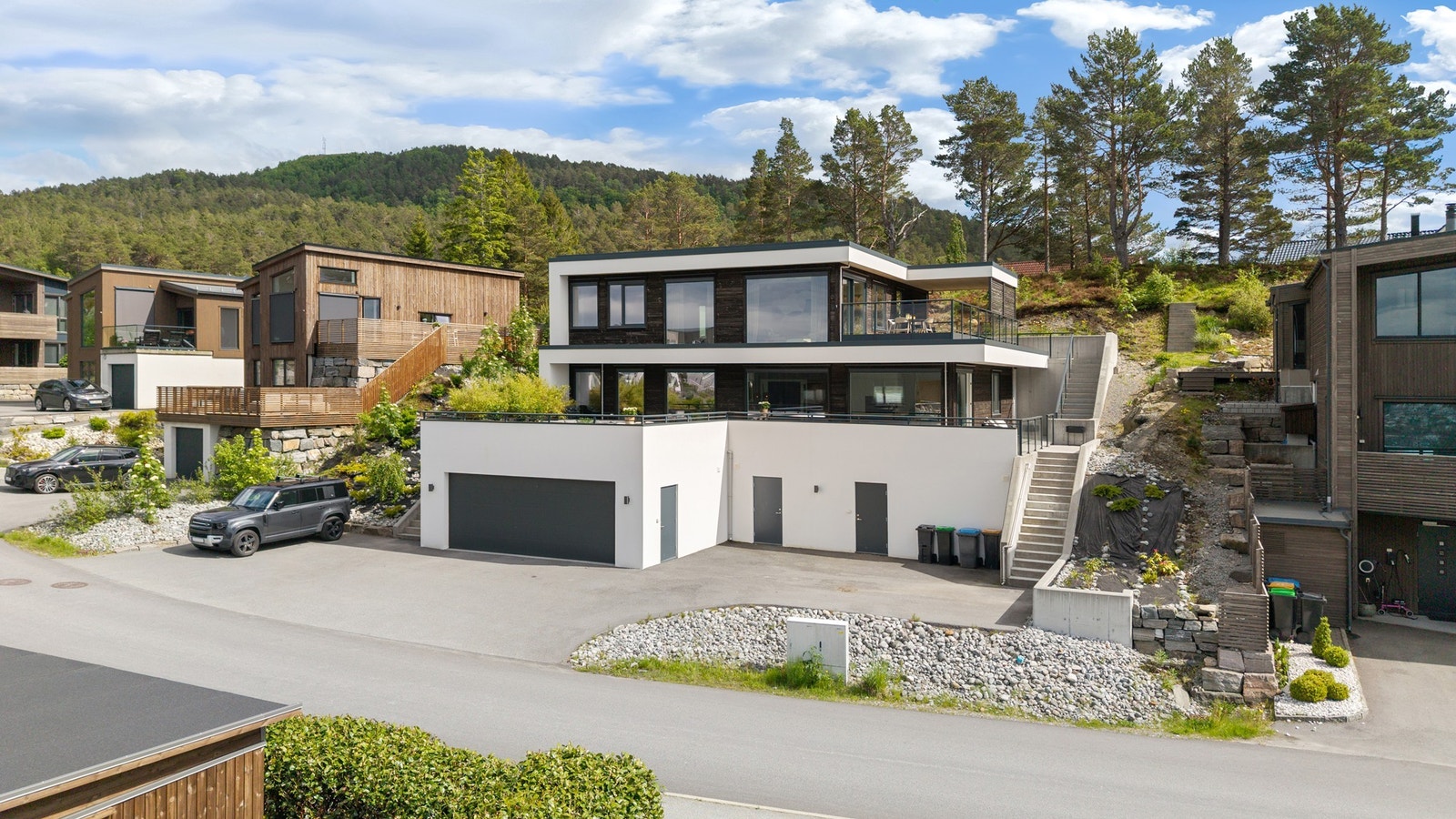 Moderne enebolig i naturskjønne omgivelser, med romslig terrasse og garasje. Perfekt for barnefamilier. Galleribilde