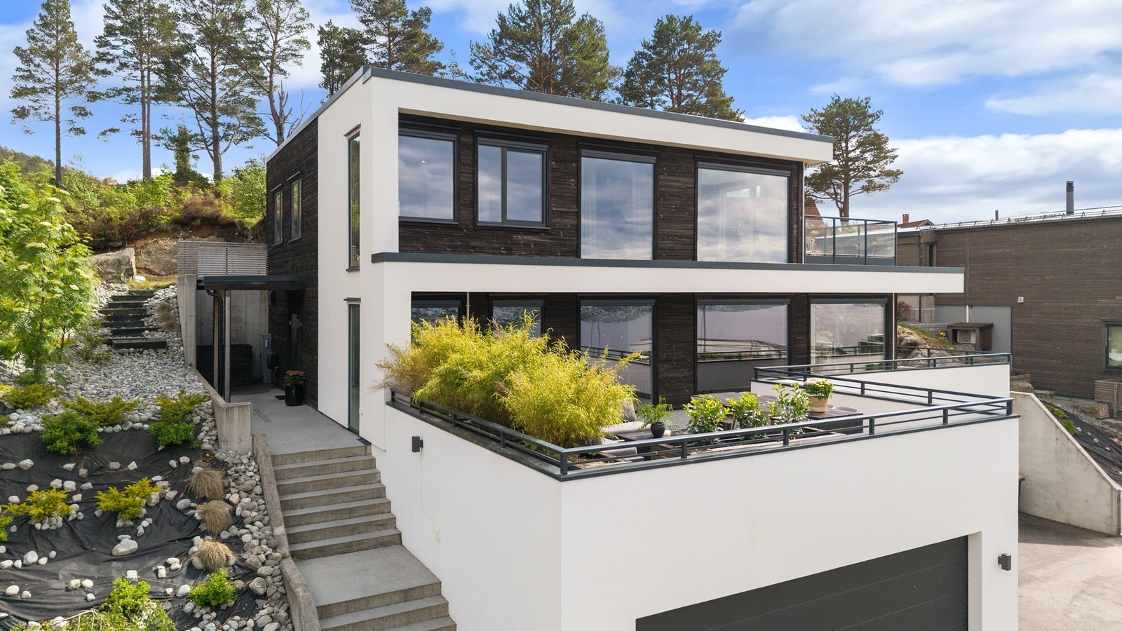 Moderne enebolig med stilren fasade og gjennomført arkitektur. Galleribilde