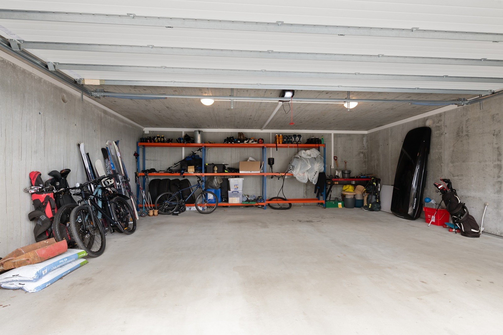 Stor dobbel garasje med god plass til biler og lagring. Galleribilde