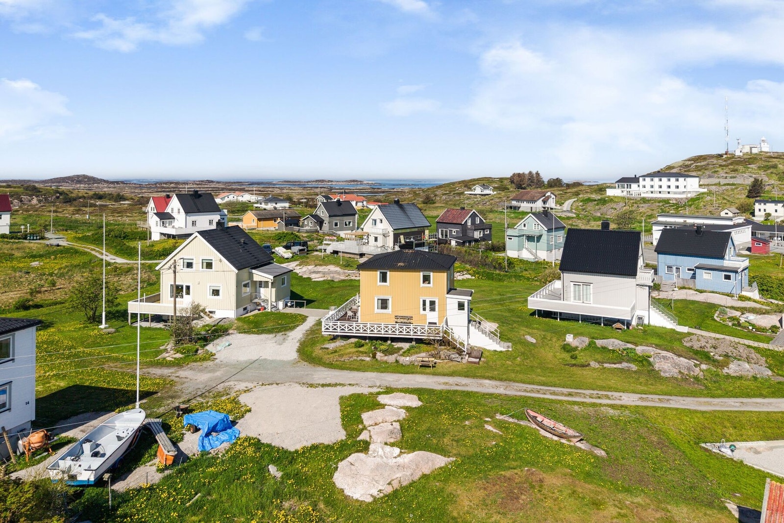Sula kan by på flott natur og hav så langt øye kan se Galleribilde