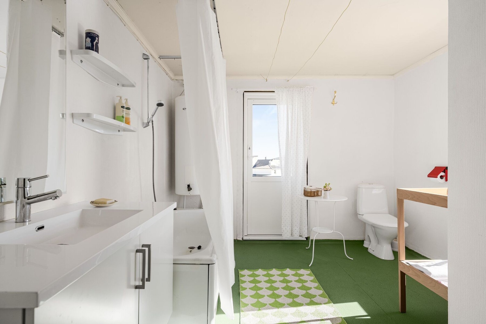 Badet er på ca. 7,5 kvm Galleribilde