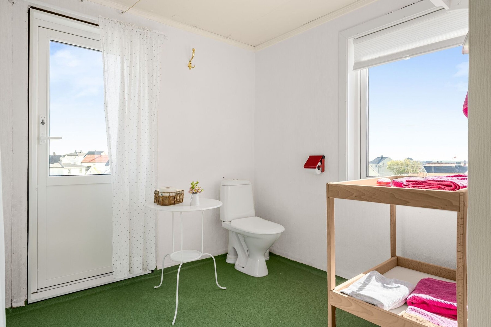 Badet er utstyrt med baderomsinnredning, badekar med dusj og toalett. Det er satt inn dør, mulig å bygge balkong over inngangsparti Galleribilde