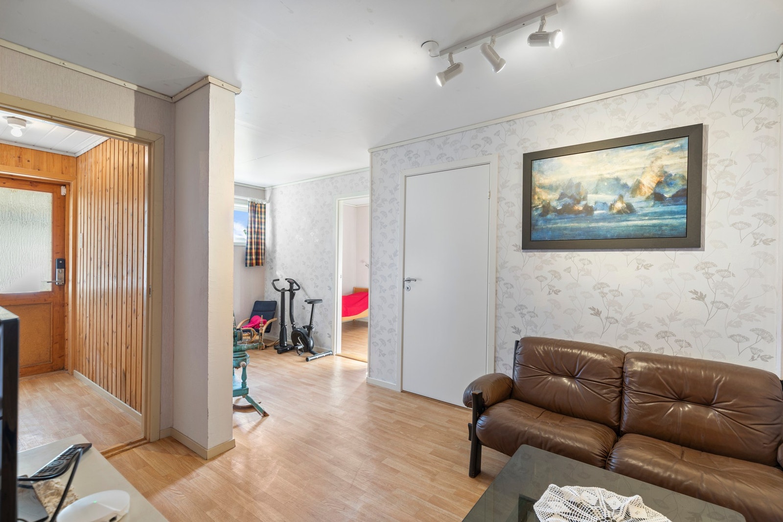 Entrè og gang/kjellerstue i underetasjen. Ytterdør med kodelås Galleribilde