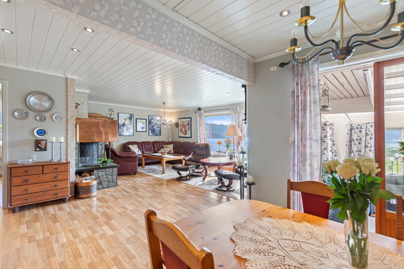 Det er også utgang til hagestue og veranda Galleribilde